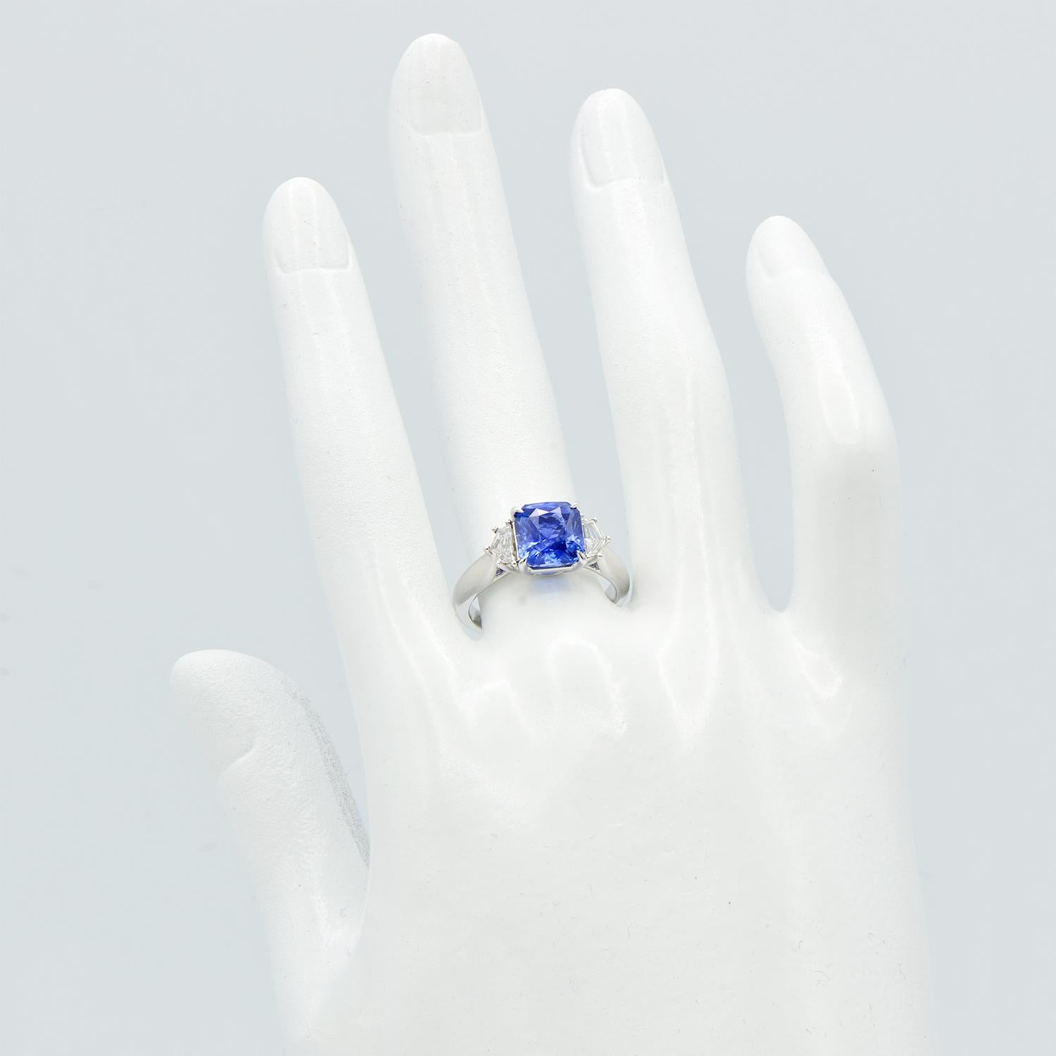 Taille radiant Bague en saphir bleu radiant de 3,12 carats avec épaulettes en vente
