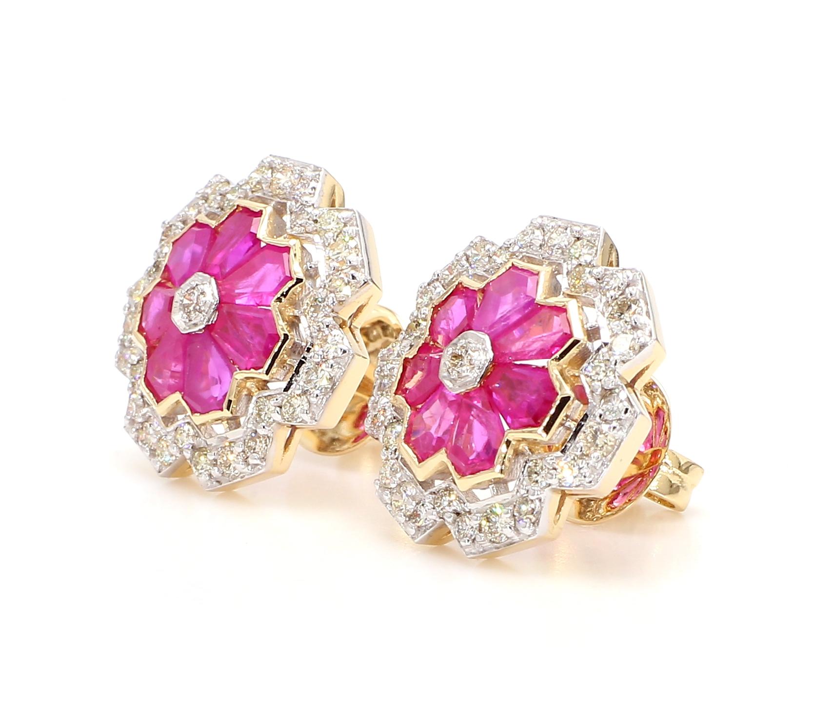 Moderno Orecchino in oro 18 carati con rubino da 3,12 carati e diamante da 1,15 carati con fiore geometrico in vendita