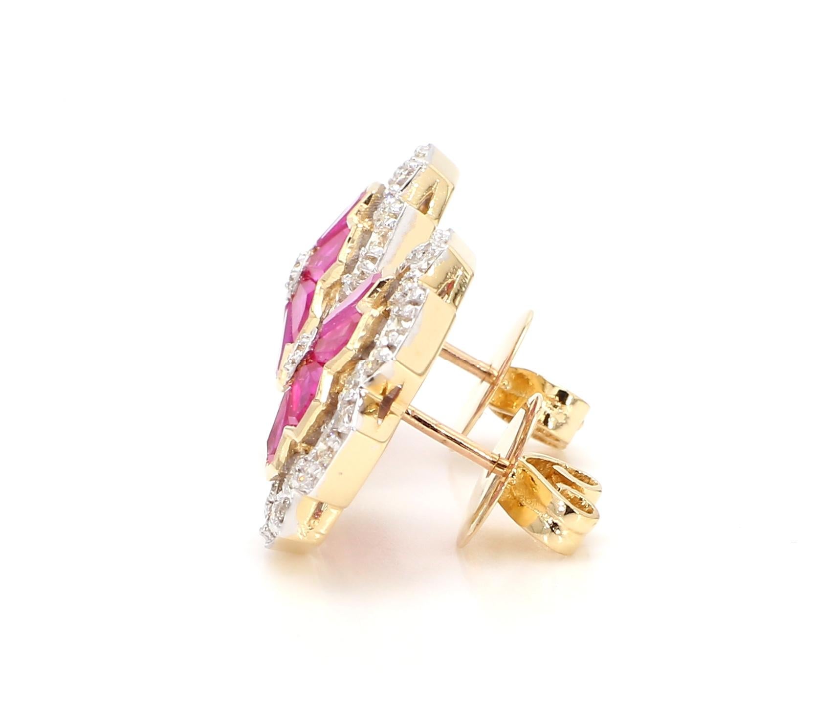Taille ronde Boucles d'oreilles en or 18 carats avec fleur géométrique en rubis de 3,12 carats et diamants de 1,15 carat en vente