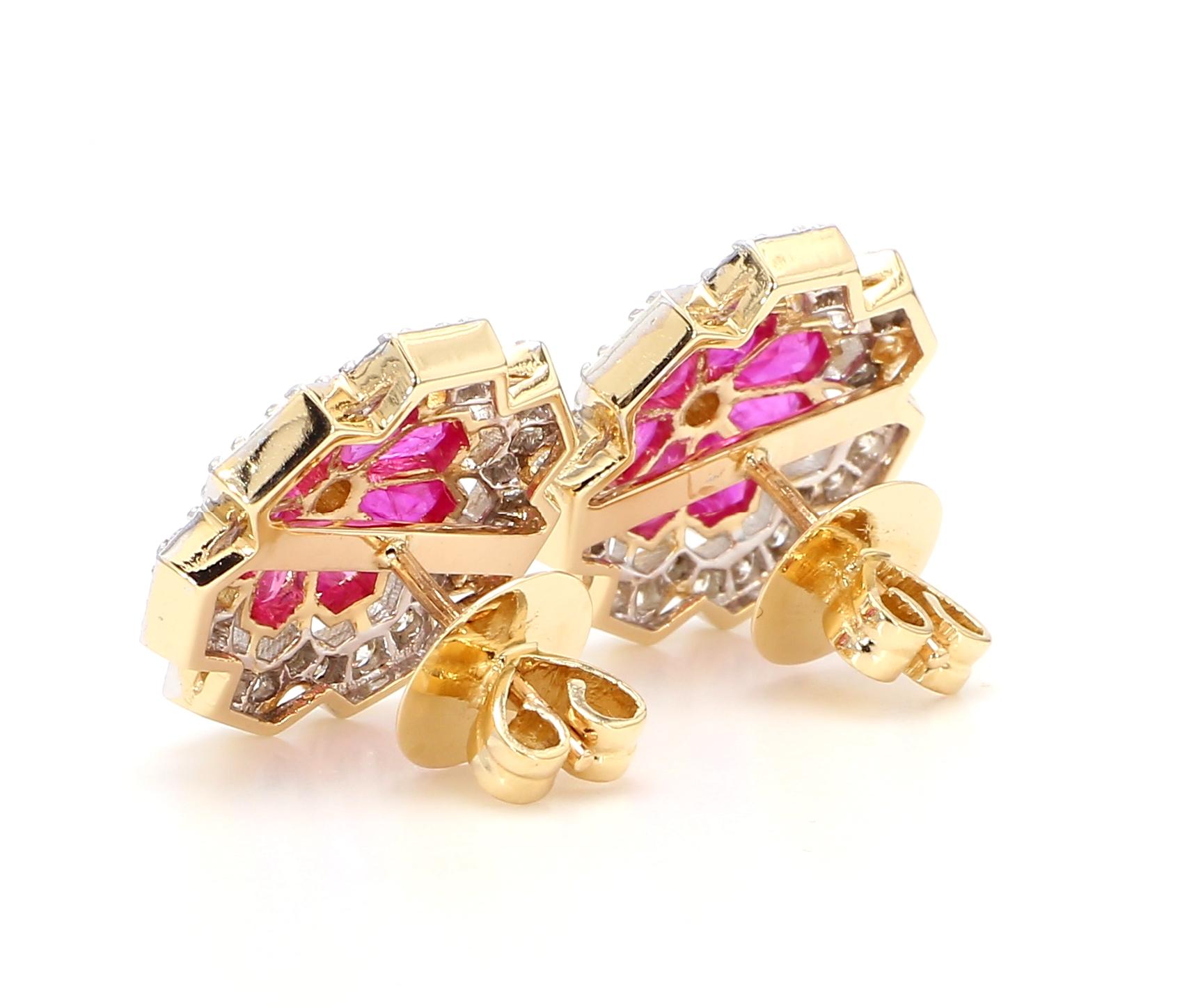 Boucles d'oreilles en or 18 carats avec fleur géométrique en rubis de 3,12 carats et diamants de 1,15 carat Neuf - En vente à New York, NY
