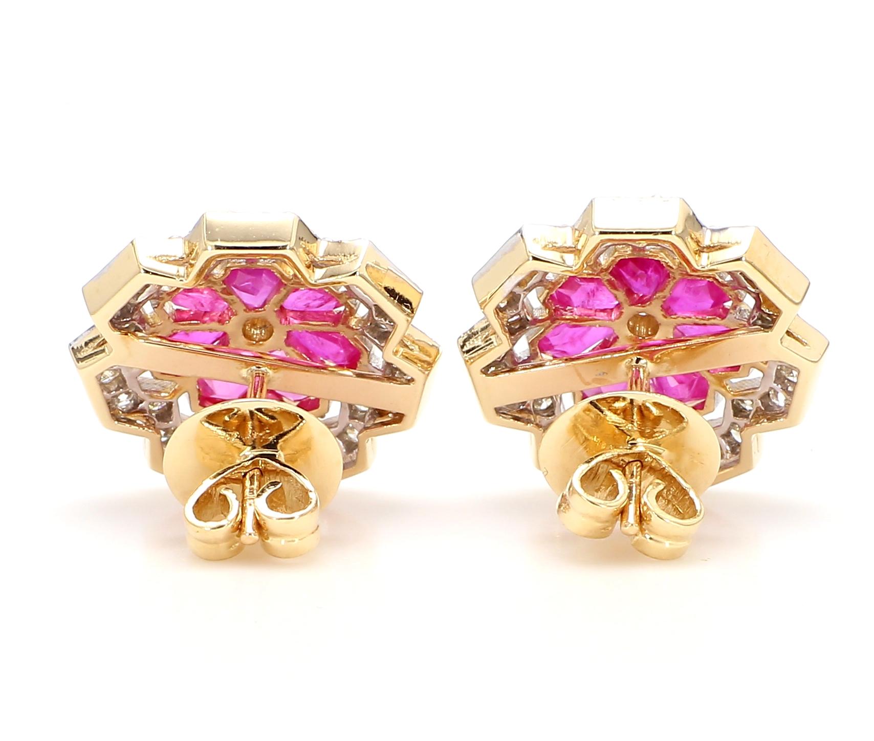 Boucles d'oreilles en or 18 carats avec fleur géométrique en rubis de 3,12 carats et diamants de 1,15 carat Pour femmes en vente