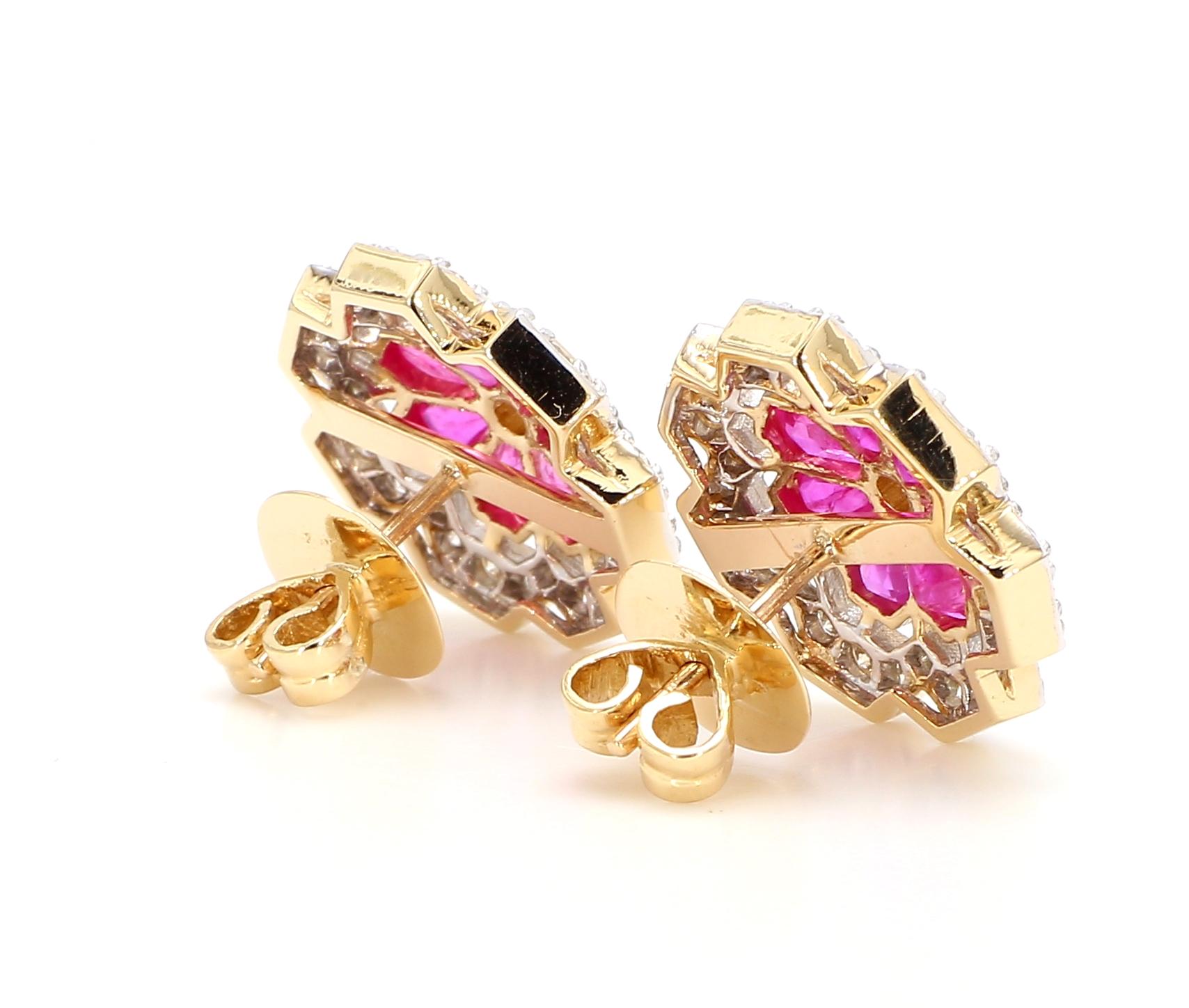 Boucles d'oreilles en or 18 carats avec fleur géométrique en rubis de 3,12 carats et diamants de 1,15 carat en vente 1