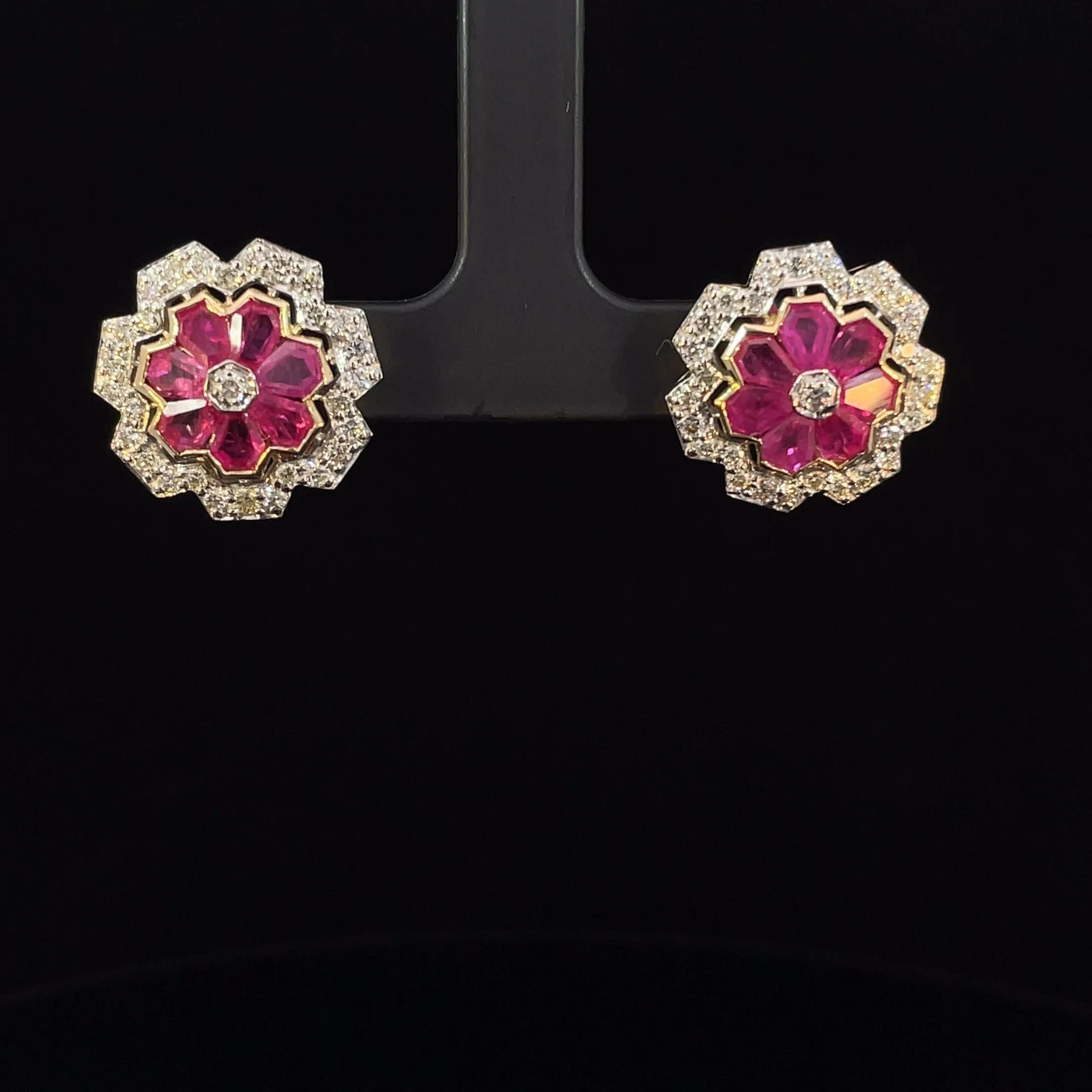 Orecchino in oro 18 carati con rubino da 3,12 carati e diamante da 1,15 carati con fiore geometrico in vendita 1