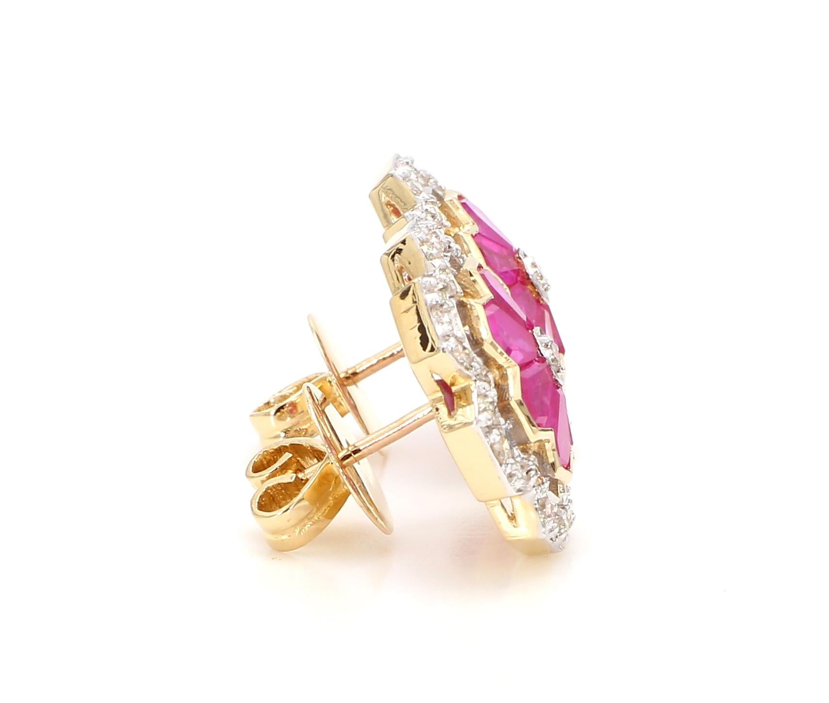 Boucles d'oreilles en or 18 carats avec fleur géométrique en rubis de 3,12 carats et diamants de 1,15 carat en vente 2