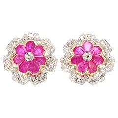 Boucles d'oreilles en or 18 carats avec fleur géométrique en rubis de 3,12 carats et diamants de 1,15 carat