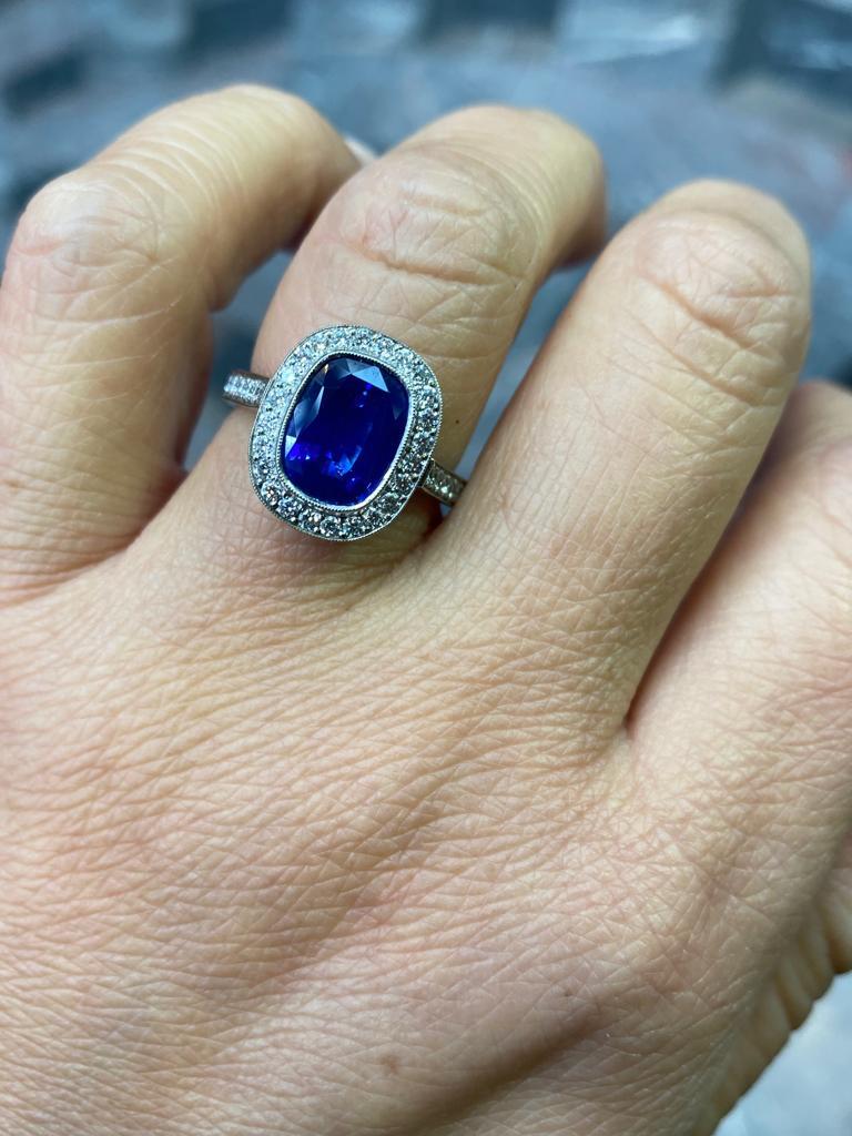 Modern 3.12 Carat Sapphire and Diamond Platinum Cluster Engagement Ring For Sale