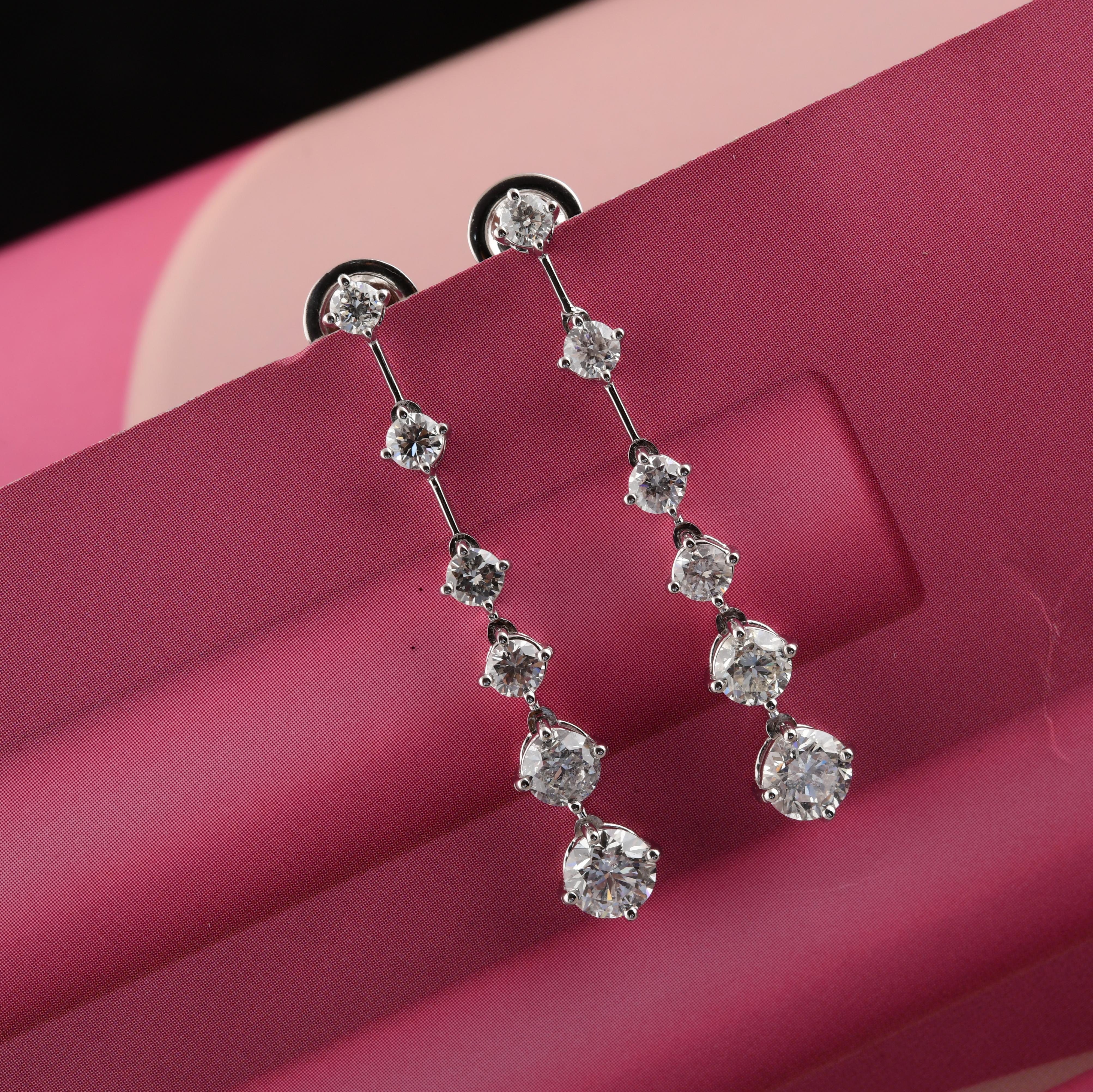 3,12 Karat SI Reinheit HI Farbe Abgestufte Diamant Ohrringe 18 Karat Weißgold (Rundschliff) im Angebot