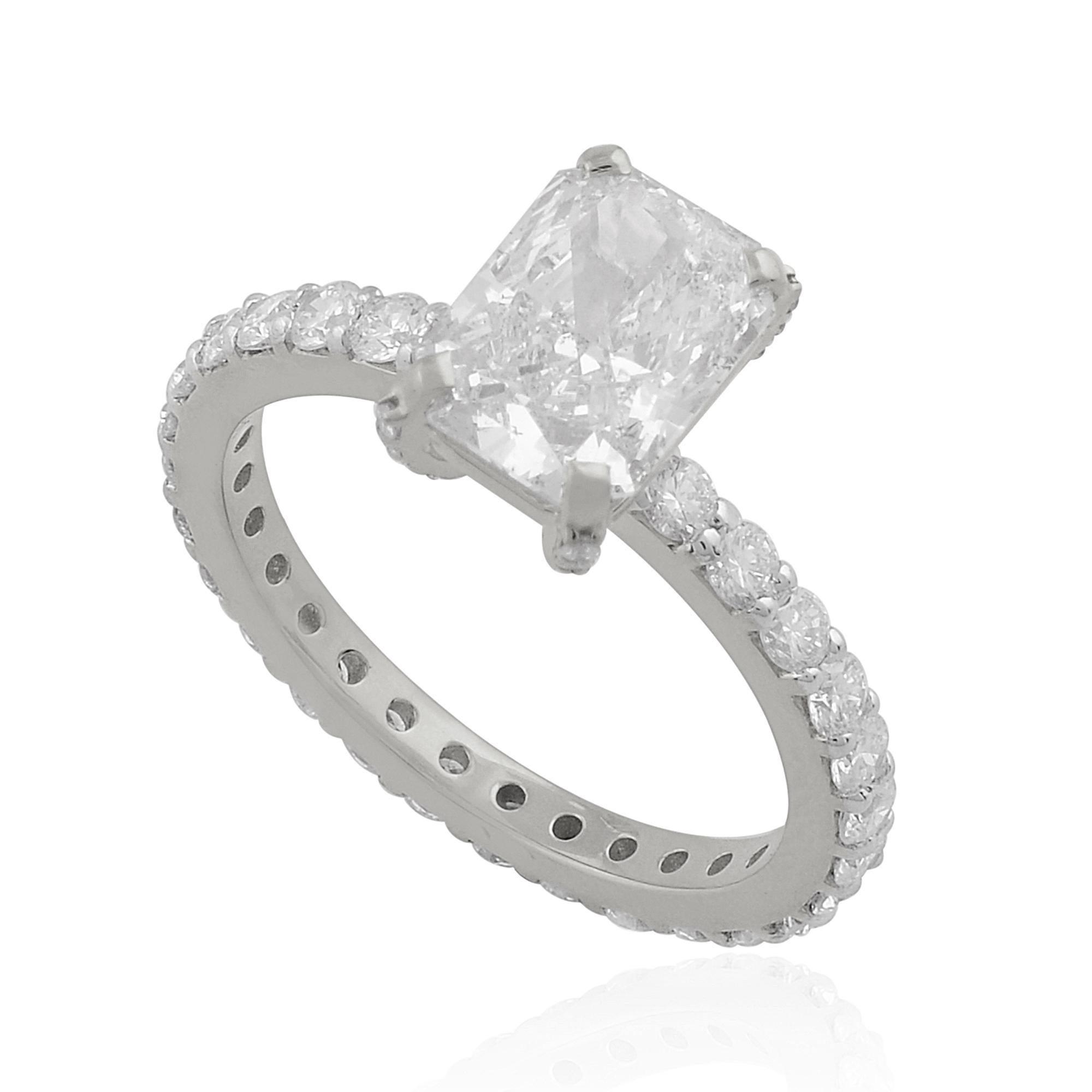 Fundido en oro de 14 quilates, este exquisito anillo está engastado con 3,12 quilates de brillantes diamantes.

SIGUE LA TIENDA DE SPECTRUM JEWELS para ver la última colección y piezas exclusivas. Spectrum Jewels se enorgullece de ser uno de los