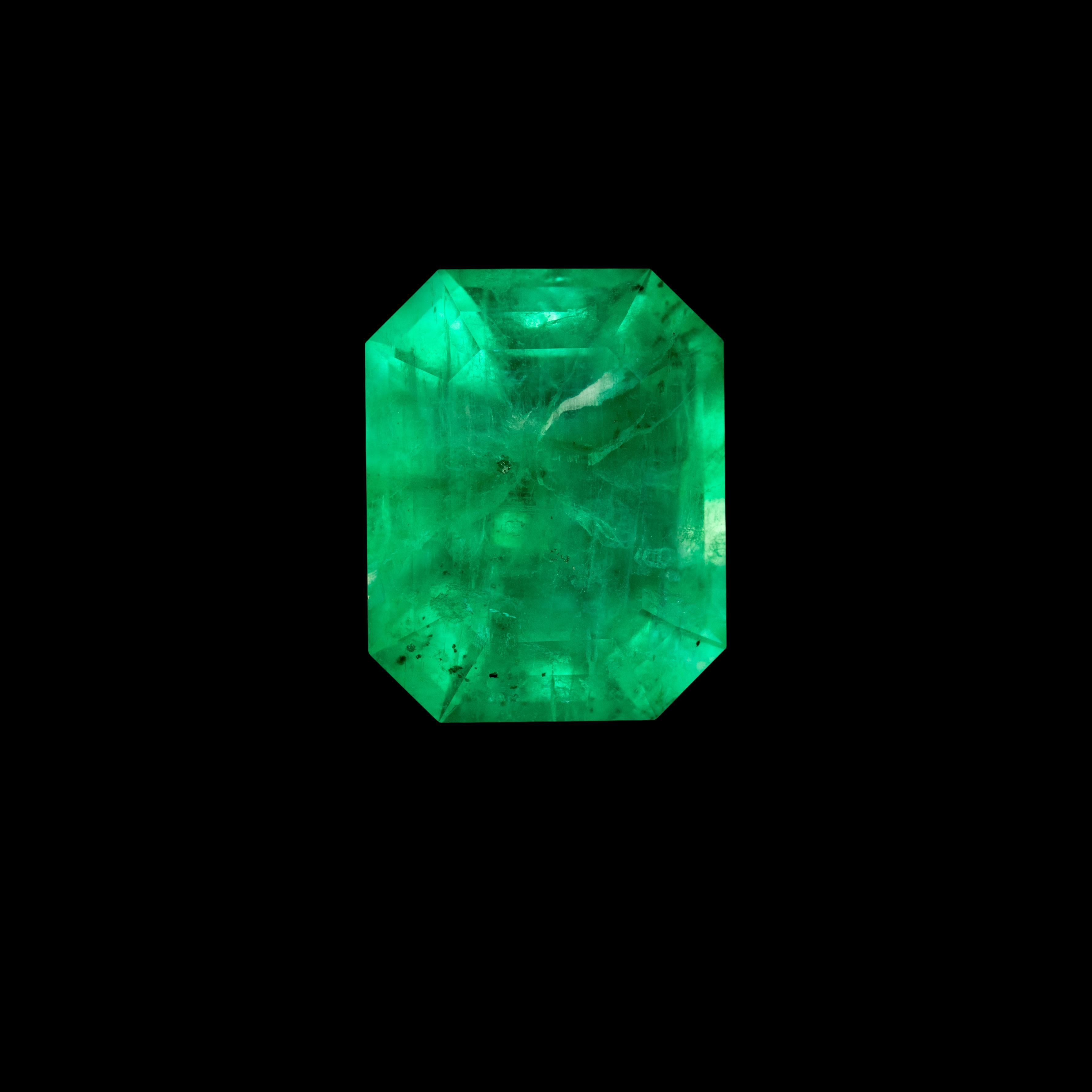 Esta esmeralda de 3,12 quilates presenta una generosa talla octogonal escalonada que realza maravillosamente su vivo tono verde medio a profundo. Su tamaño -más de 3 quilates- combinado con una transparencia excepcional y un patrón de facetas