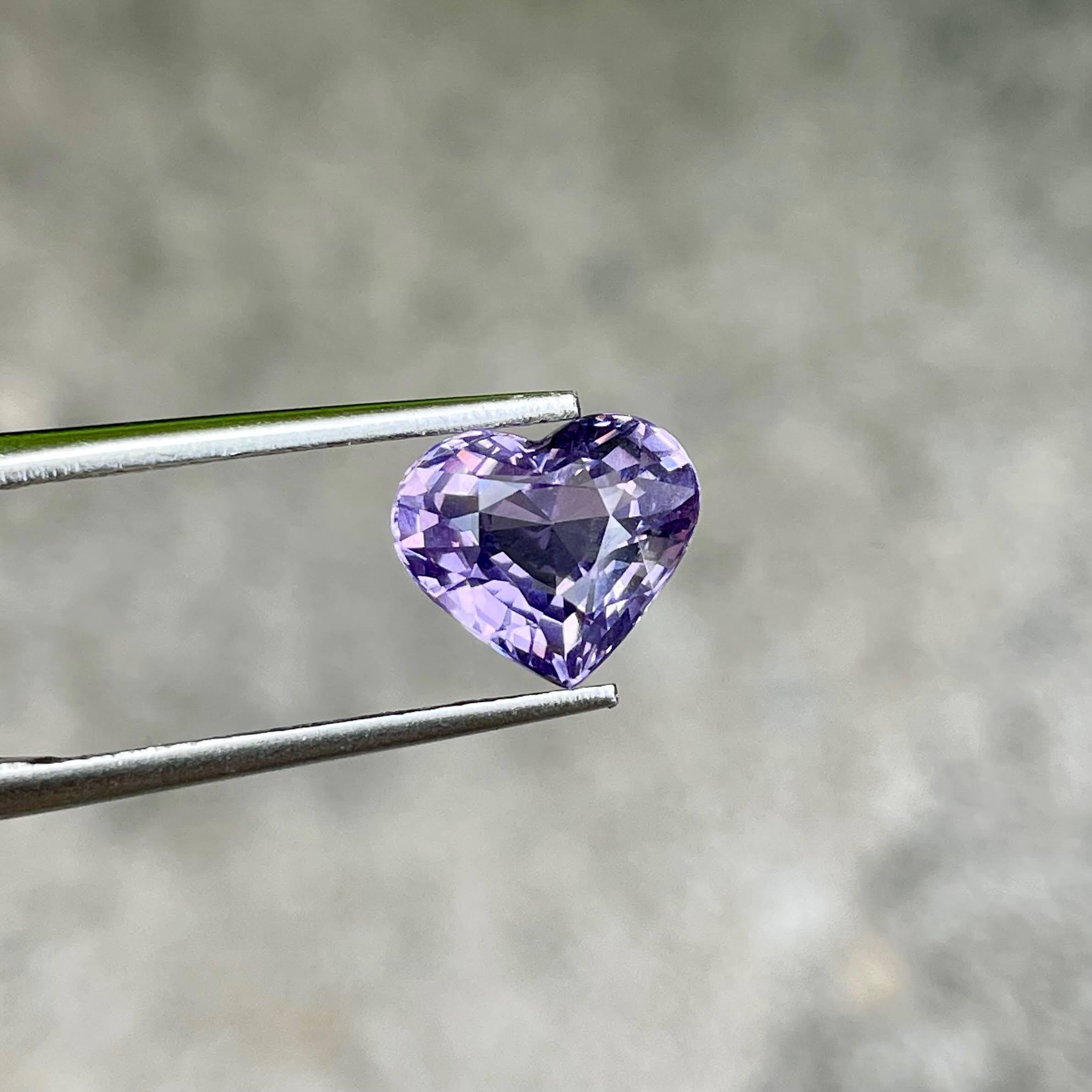 Gewicht 3,12 Karat 
Abmessungen 8,12x9,39x5,80 mm
Behandlung keine 
Herkunft Tansania 
Klarheit VS
Form Herz 
Schliff Facettiert 



Entdecken Sie die exquisite Anziehungskraft unseres 3,12 Karat schweren Purpurspinells, der fachmännisch in einem