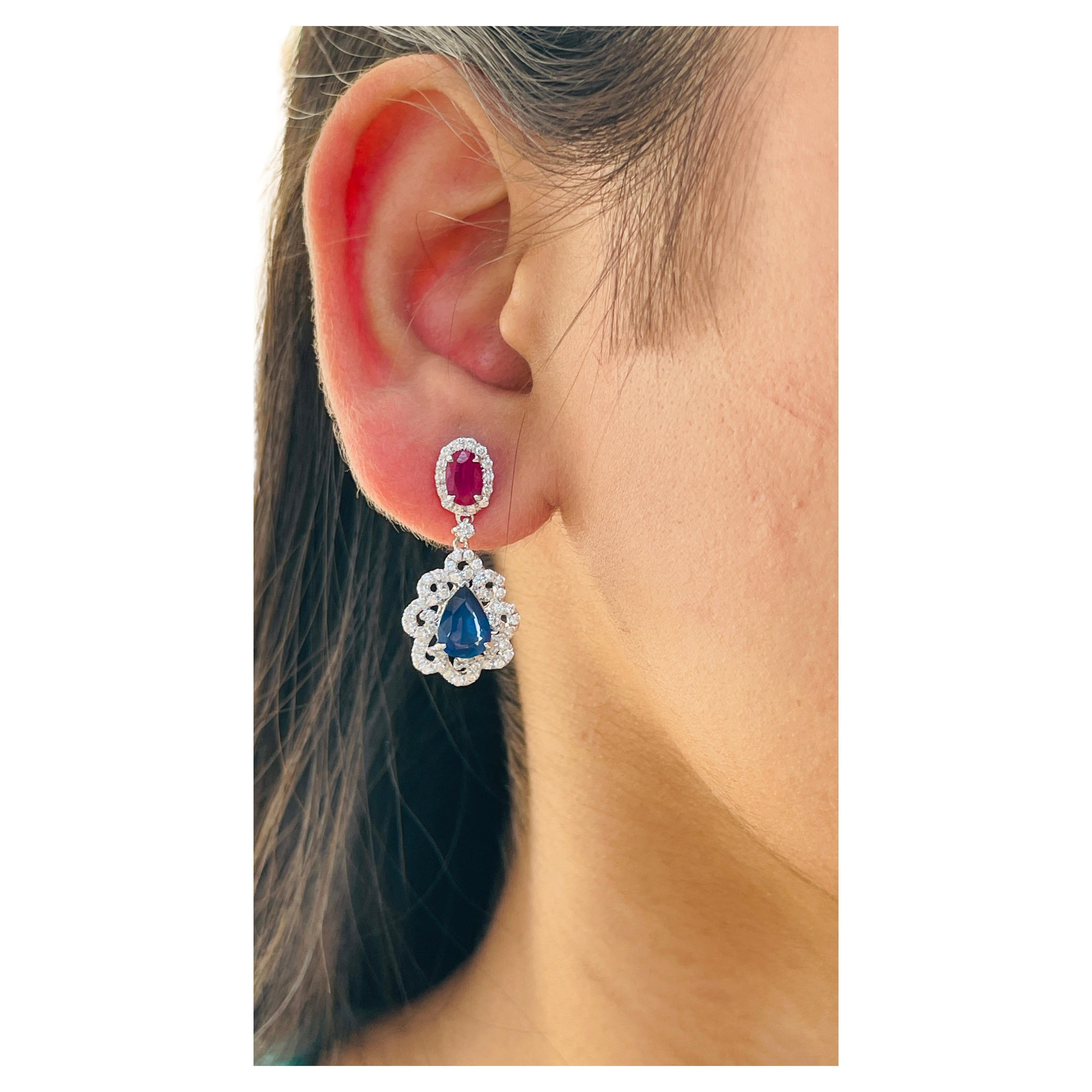 Orecchini con zaffiro blu rubino e diamante da 3,12 carati in oro bianco 14K  con diamanti per dare un tocco di classe al tuo look. Questi orecchini creano un look scintillante e lussuoso con gemme dal taglio ovale e a pera.
Se amate gravitare verso