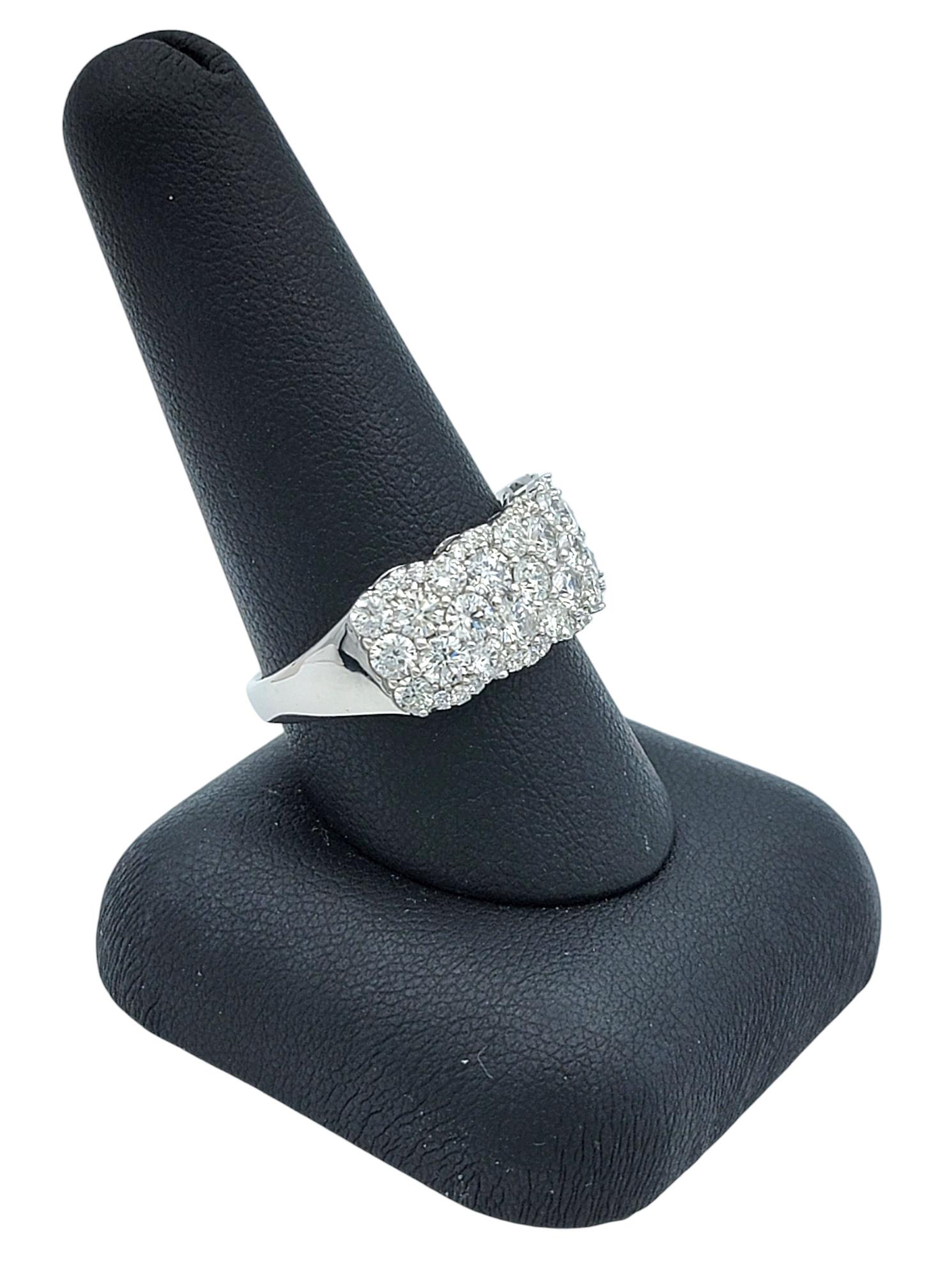 Bague à plusieurs rangées de diamants en or blanc 14 carats de 3,12 carats au total en vente 5