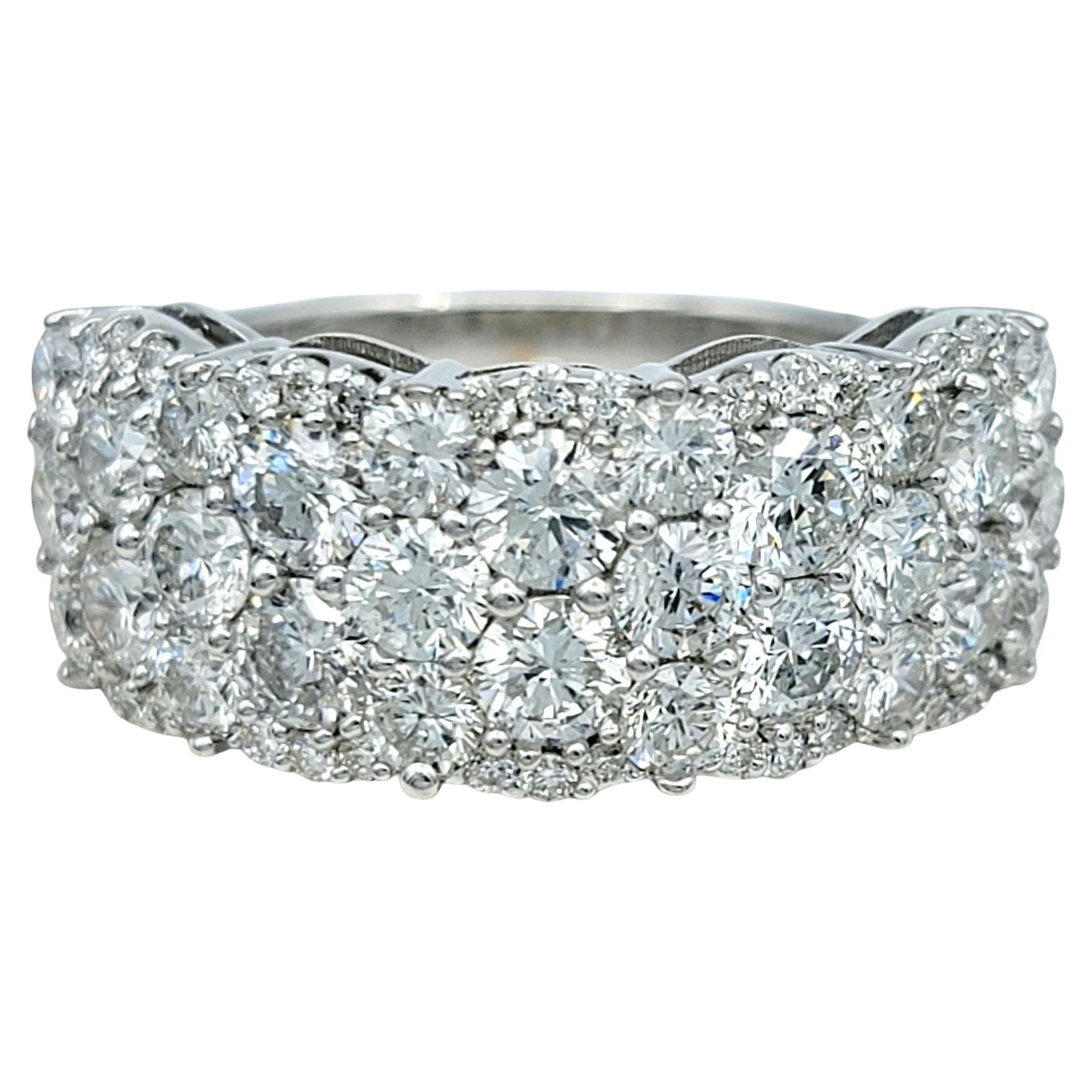 Taille de la bague : 10 

Laissez-vous séduire par l'éclat envoûtant de cette bague à plusieurs rangs de diamants, réalisée en or blanc 14 carats rayonnant. Cette bague est une célébration de la brillance et de la sophistication, avec des grappes de