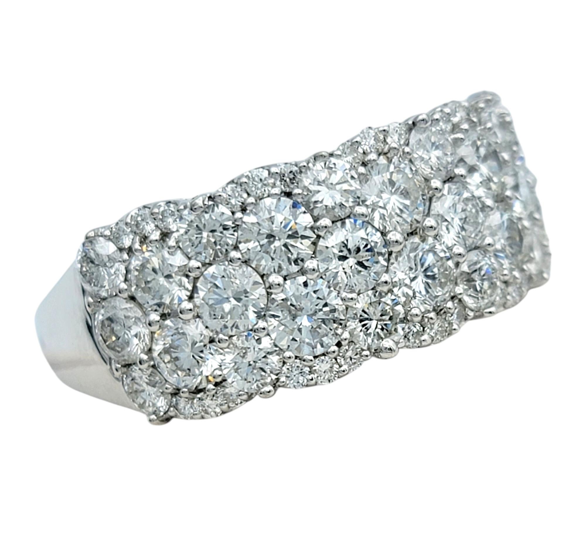 Contemporain Bague à plusieurs rangées de diamants en or blanc 14 carats de 3,12 carats au total en vente