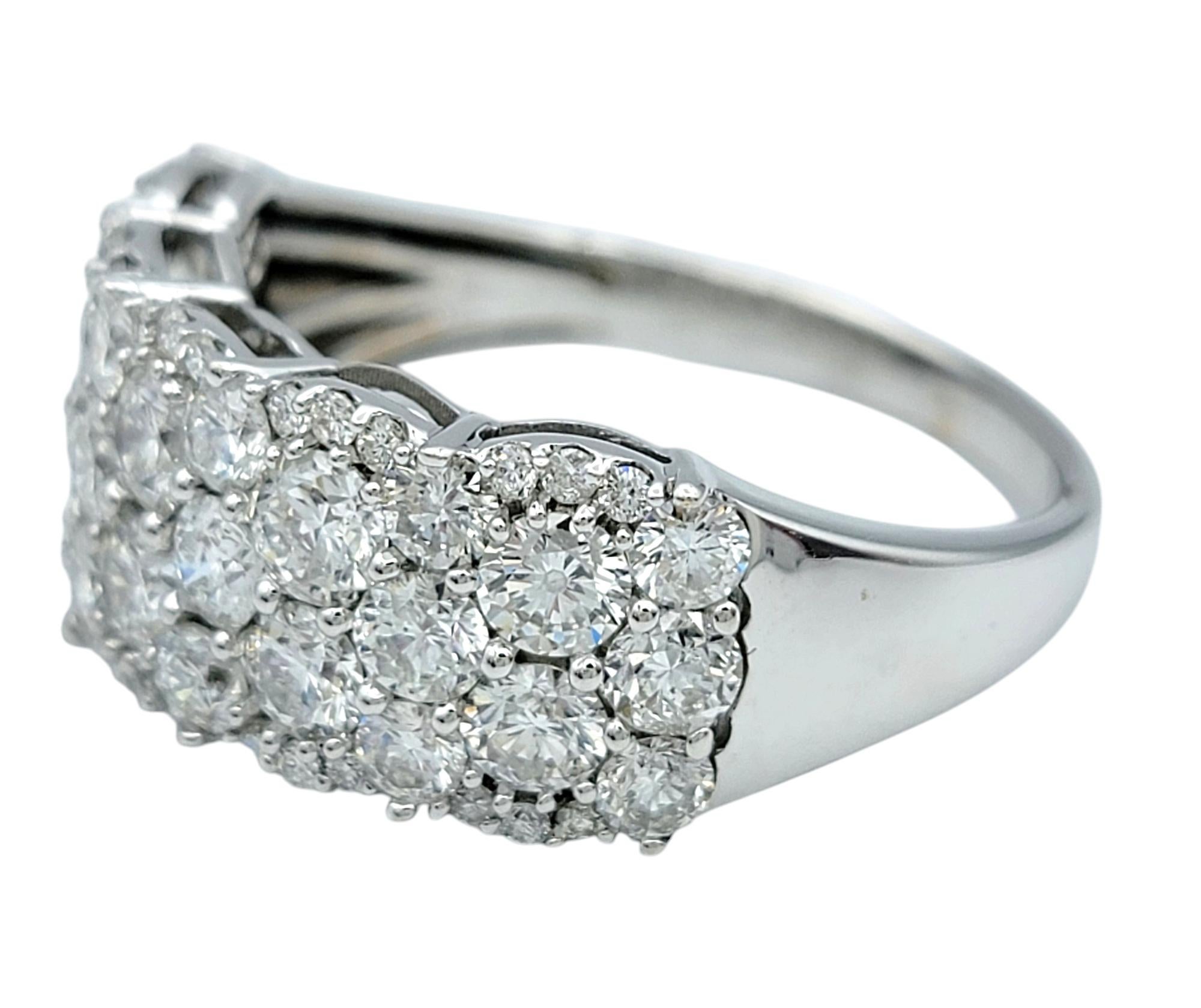 Taille ronde Bague à plusieurs rangées de diamants en or blanc 14 carats de 3,12 carats au total en vente