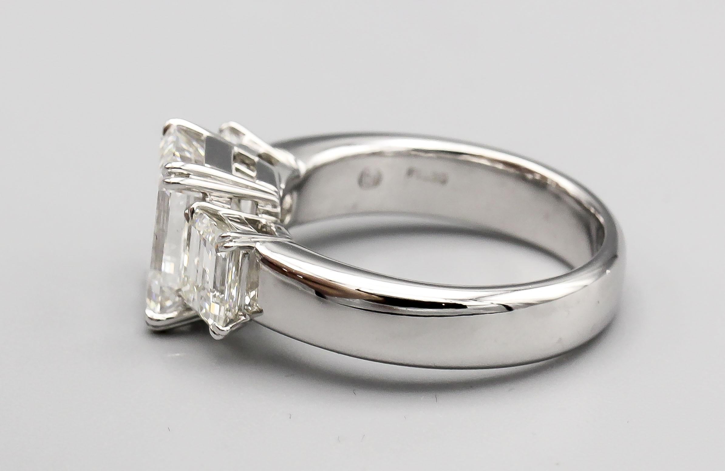 3.12 E VVS1 Emerald Cut Diamond with 1.62 Side Stones Engagement Ring For Sale 1