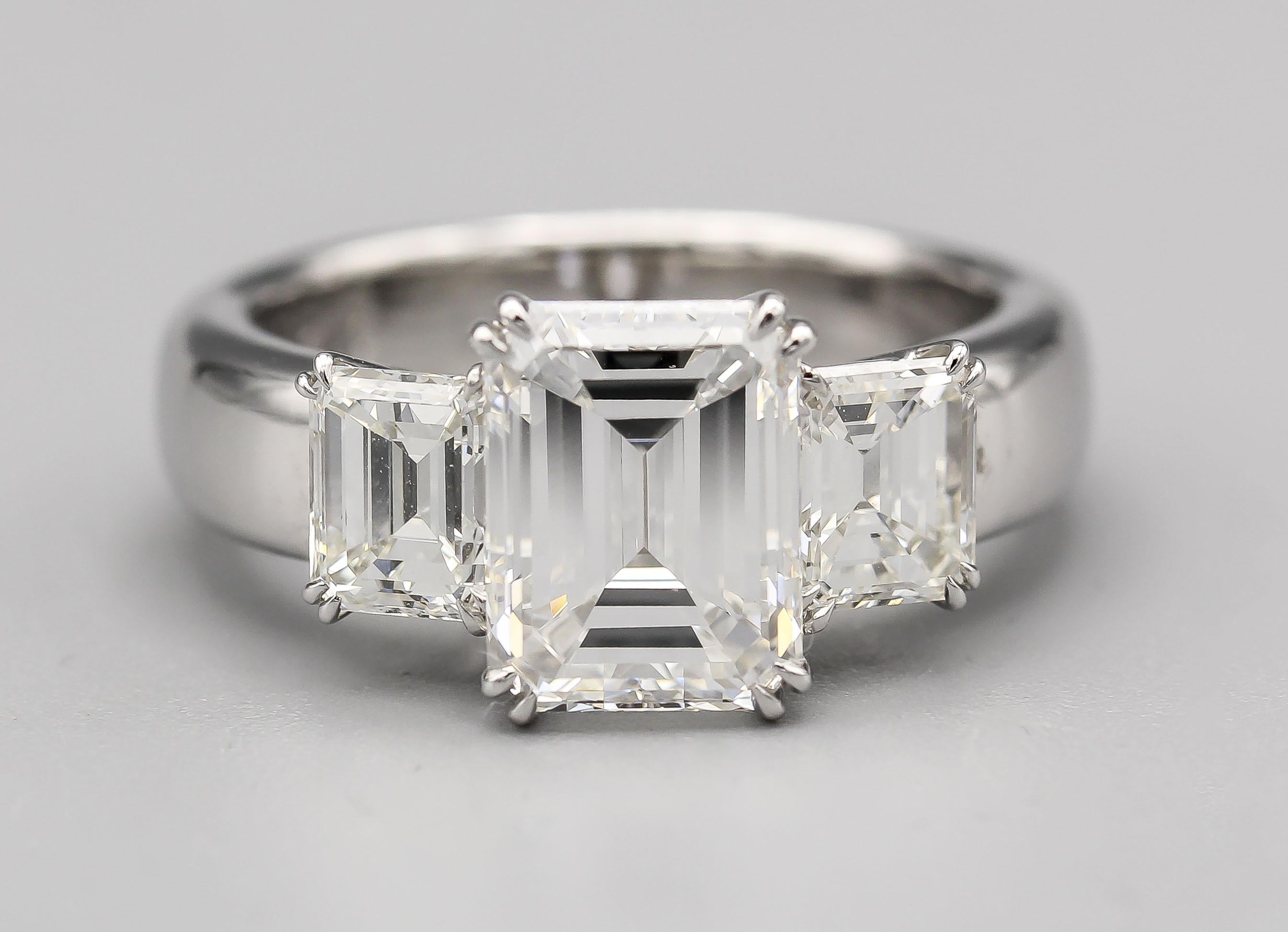 3.12 E VVS1 Emerald Cut Diamond with 1.62 Side Stones Engagement Ring For Sale 4