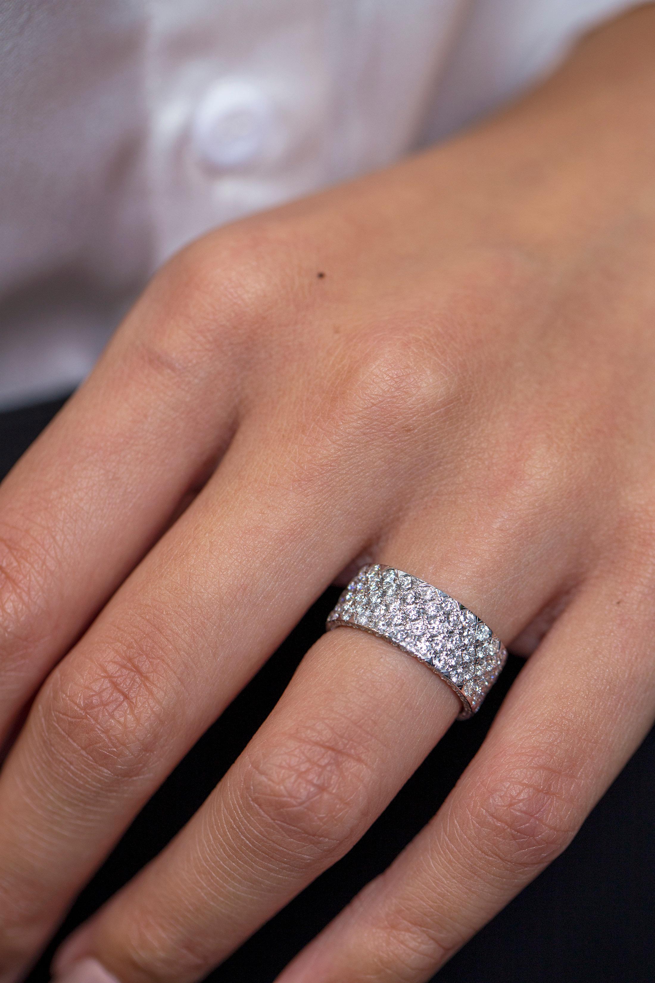3,12 Gesamtkarat Micro-pave Runder Diamant Breiter Mode-Ring aus Weißgold im Angebot 2