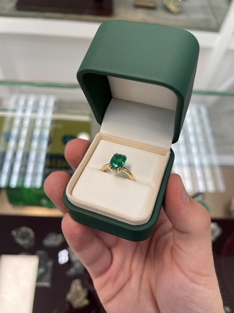 3,12 Karat 14K Gold länglicher Smaragd Solitär Ring mit Kissenschliff Solitär-Ring Geschenk im Angebot 4