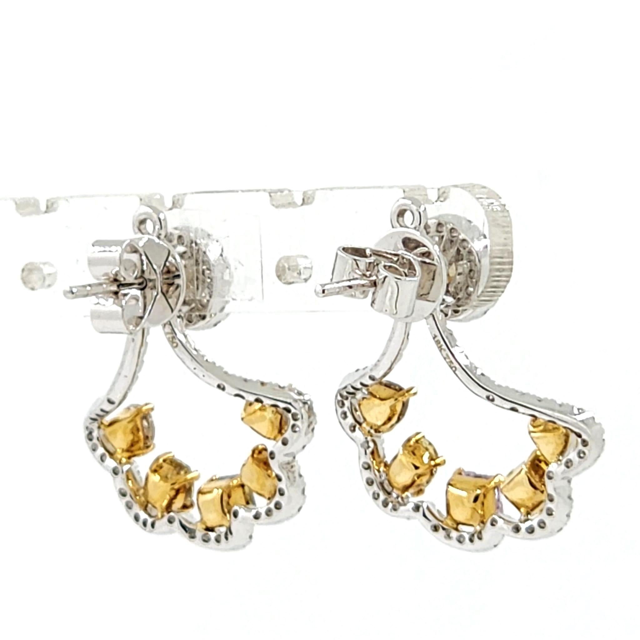 Wir präsentieren ein außergewöhnliches Accessoire, das Ihnen den Atem rauben wird - die 3,12ct Fancy Diamond Earrings Jacket in 18 Karat Weißgold. Diese spektakulären Ohrringe sind ein unvergessliches Statement und versprühen einen Charme, der sich
