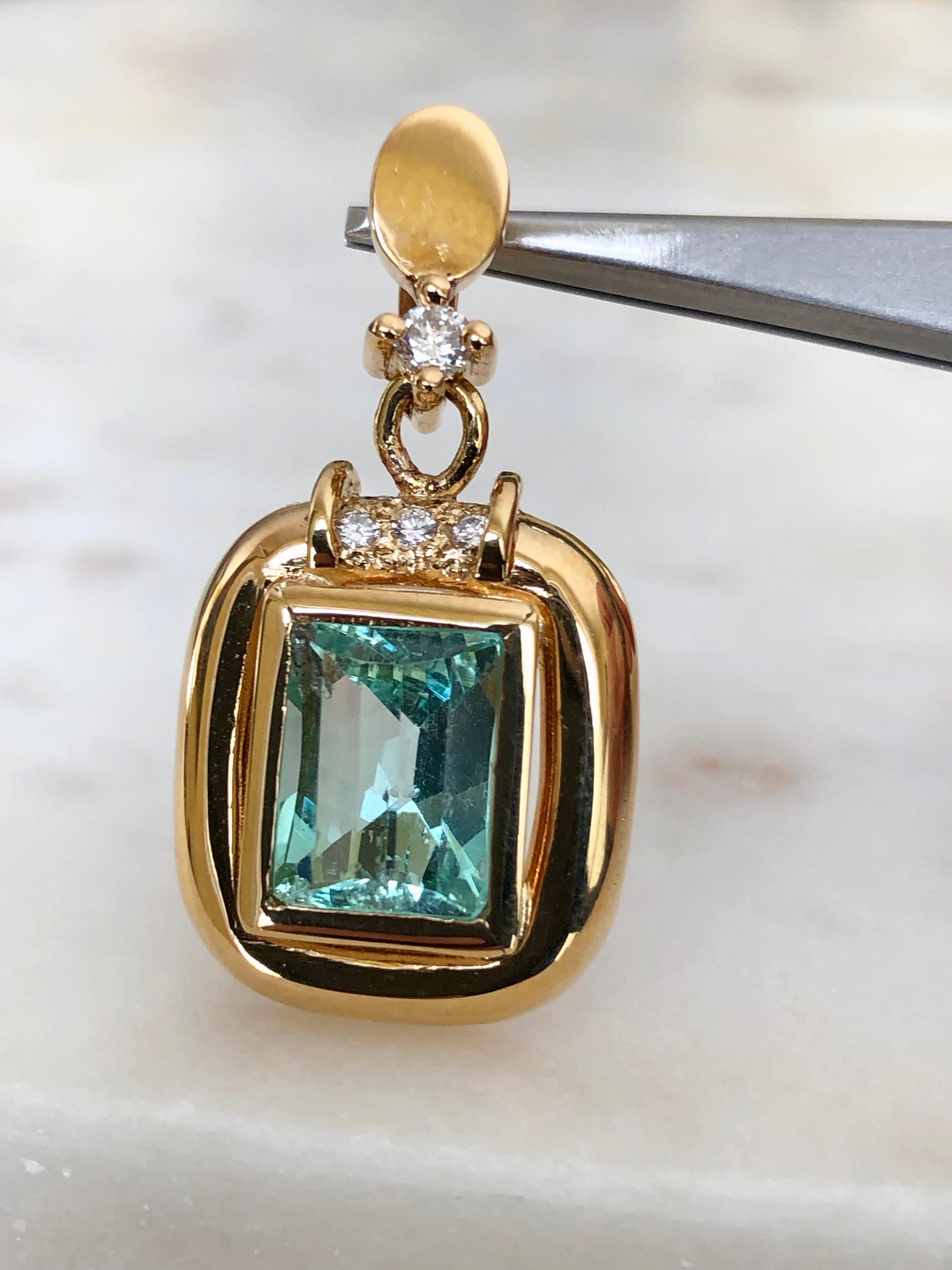Natural Colombian Emerald 3.00 Carats. Light Green/ Clarity VS. Accented with round cut diamonds 0.12 carats H-SI
Total Gemstone Weight : 3.12 Carats
Pendant Weight: 6.10g
Pendant Measurement: Approx. 30.00mm x 16.50mm
Comments: 100% NATURAL