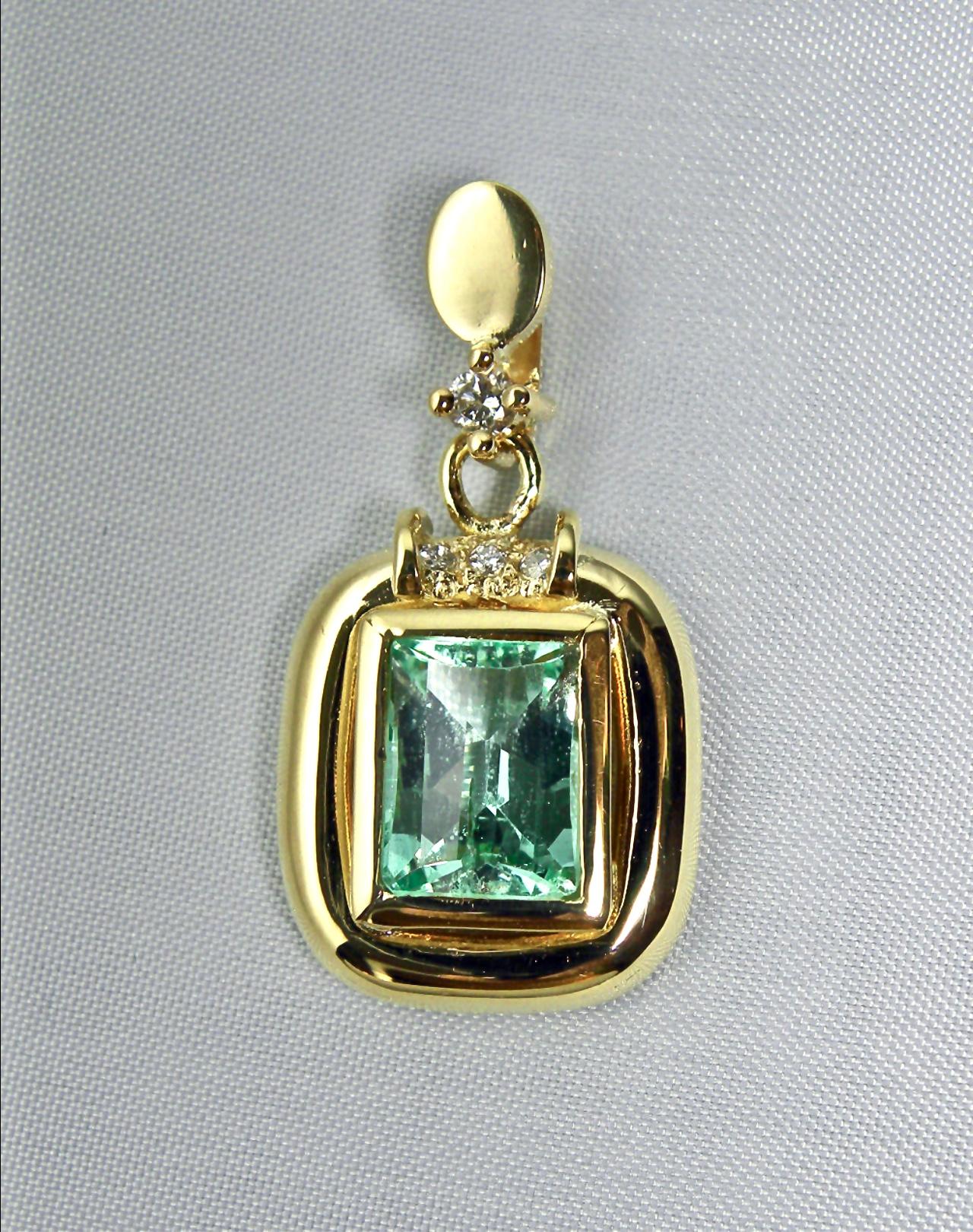 Estate Natural Colombian Emerald Diamond Pendant 18 Karat 4