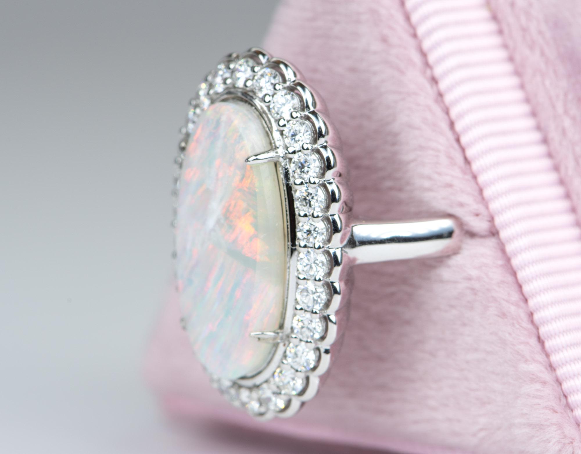 Verlobungsring, 3,12 Karat massiver australischer Opal Diamant Halo 14K Weißgold (Ovalschliff) im Angebot