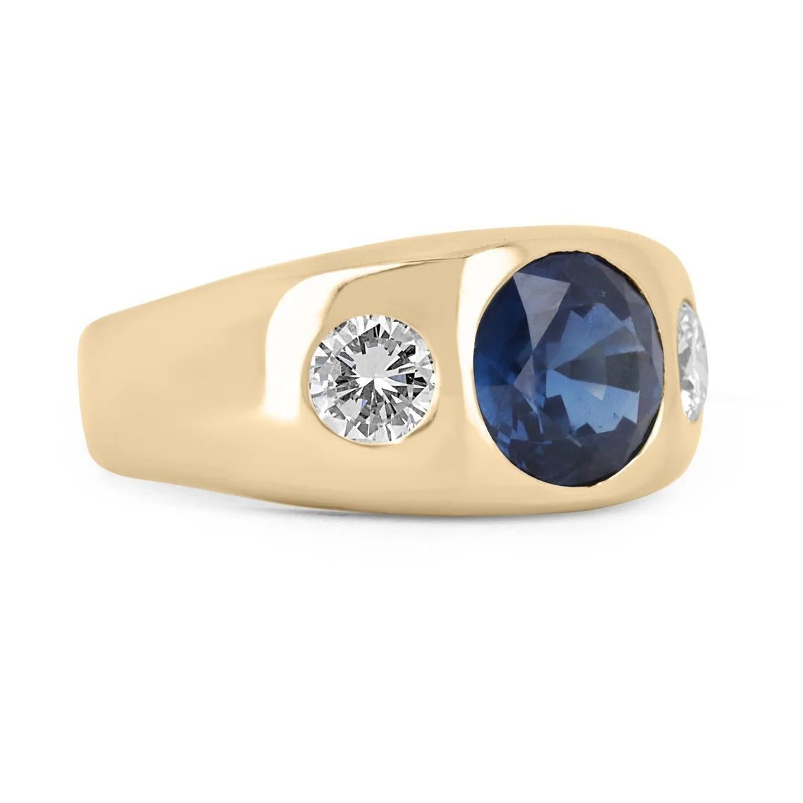 Ein Ring mit blauem Saphir und Diamanten im Zigeunerstil. Dieser handgefertigte Ring aus glänzendem 18-karätigem Gelbgold enthält einen 2,44-karätigen natürlichen Saphir mit Rundschliff aus Sri Lanka. Dieser außergewöhnliche Edelstein ist zum Schutz