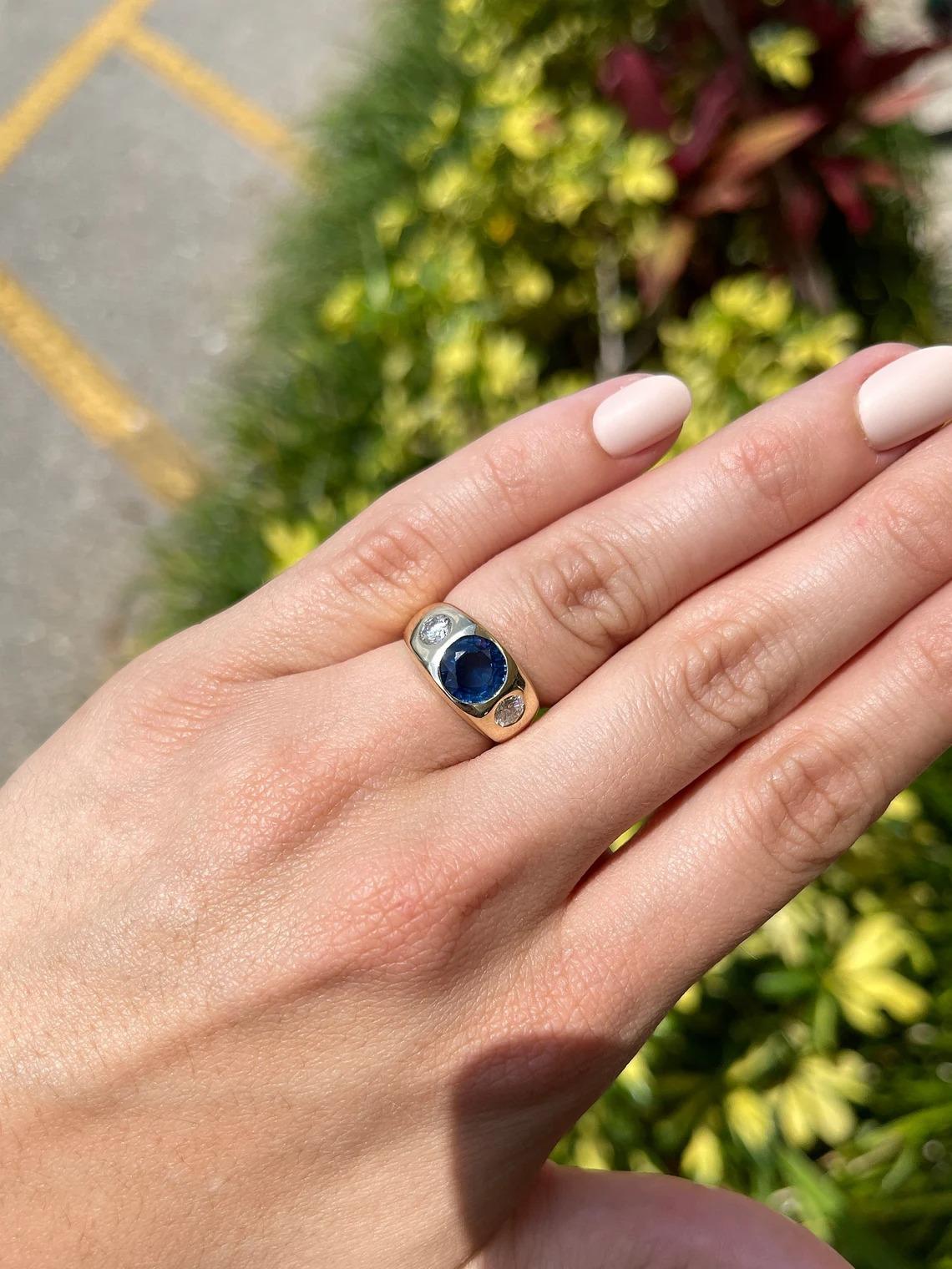 3,12tcw 18K Goldring mit drei Steinen, natürlicher Saphir & runder Diamant, Zigeuner-Lünette (Moderne)