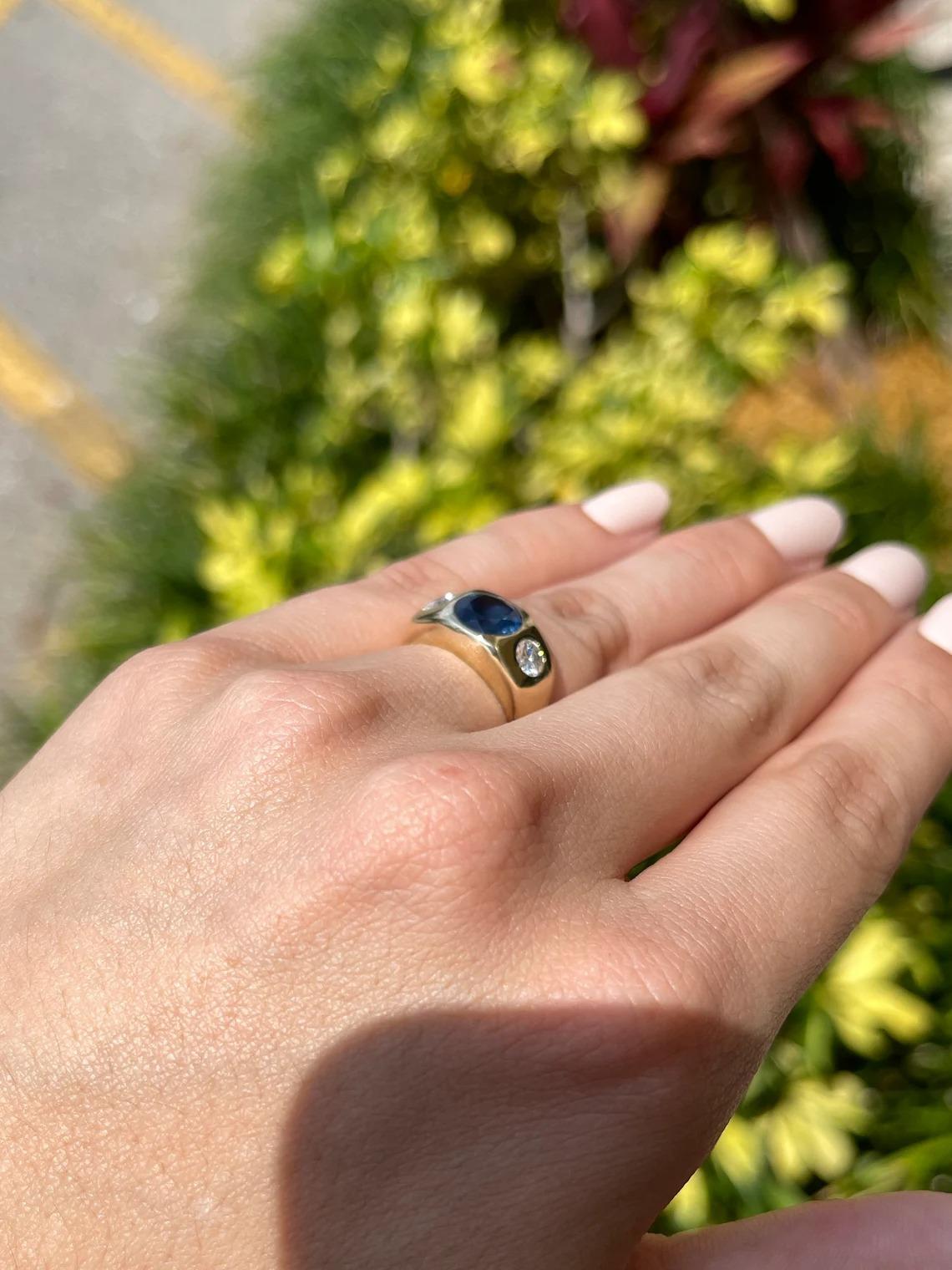 3,12tcw 18K Goldring mit drei Steinen, natürlicher Saphir & runder Diamant, Zigeuner-Lünette im Zustand „Neu“ in Jupiter, FL