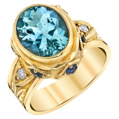 3,13 ct. Gelbgoldring mit gravierter Lünette, Aquamarin, blauem Saphir und Diamant