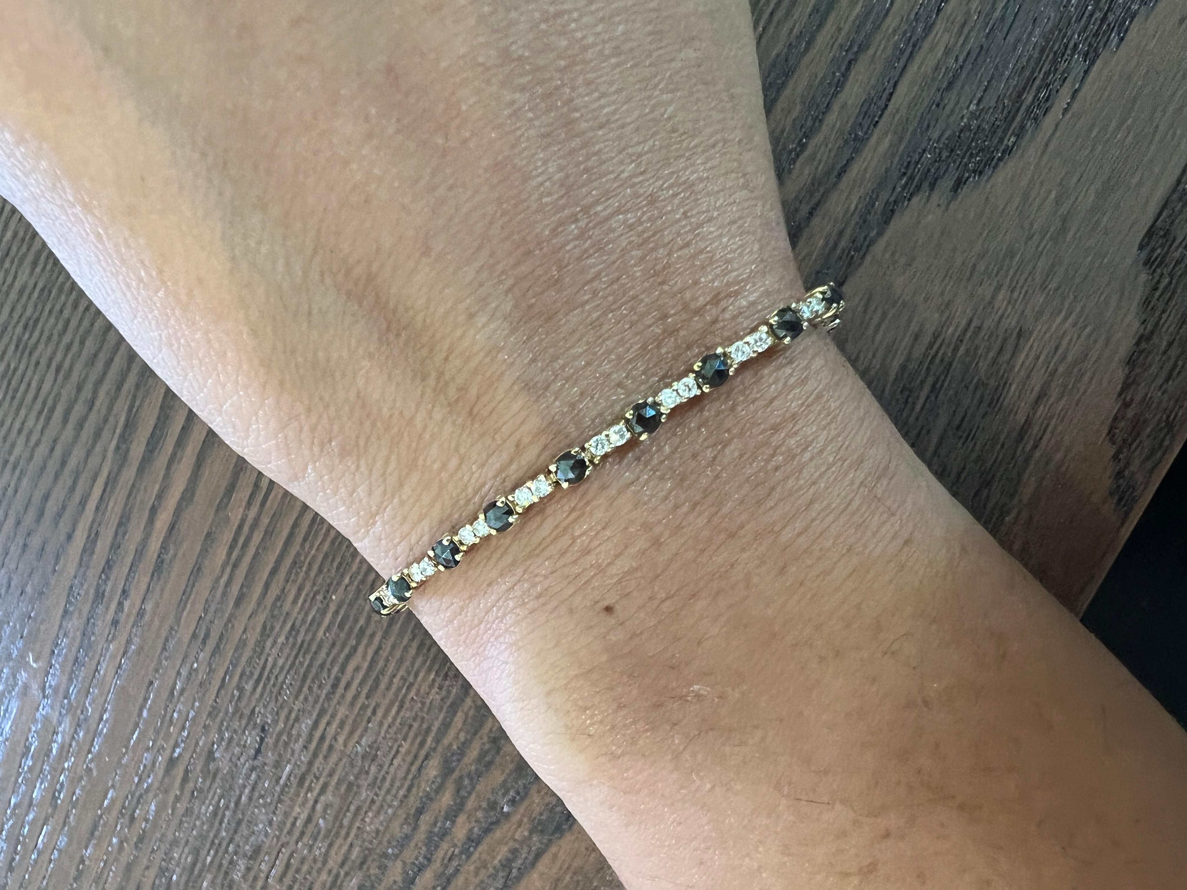 Armband aus 14 Karat Gelbgold mit 3,13 Karat schwarzen Diamanten und weißen Diamanten (Zeitgenössisch) im Angebot