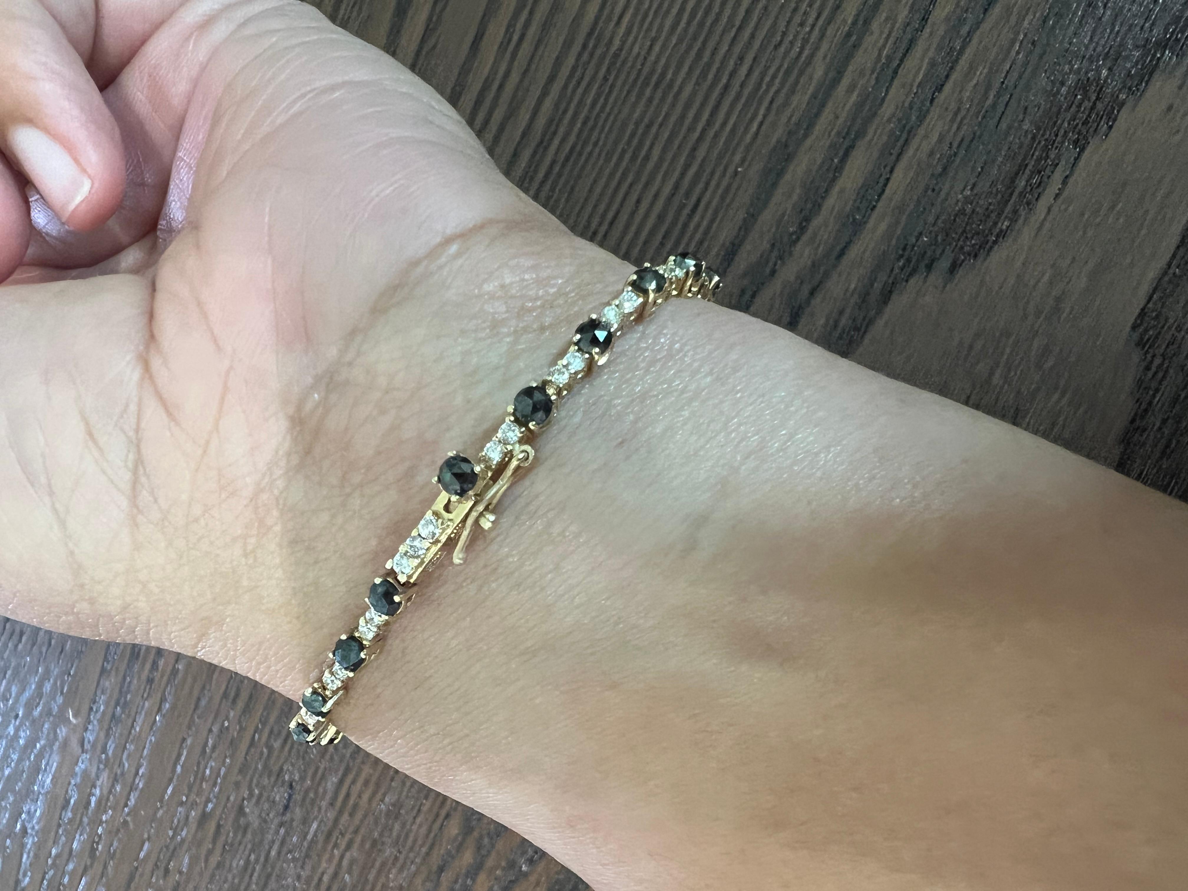 Armband aus 14 Karat Gelbgold mit 3,13 Karat schwarzen Diamanten und weißen Diamanten (Rundschliff) im Angebot