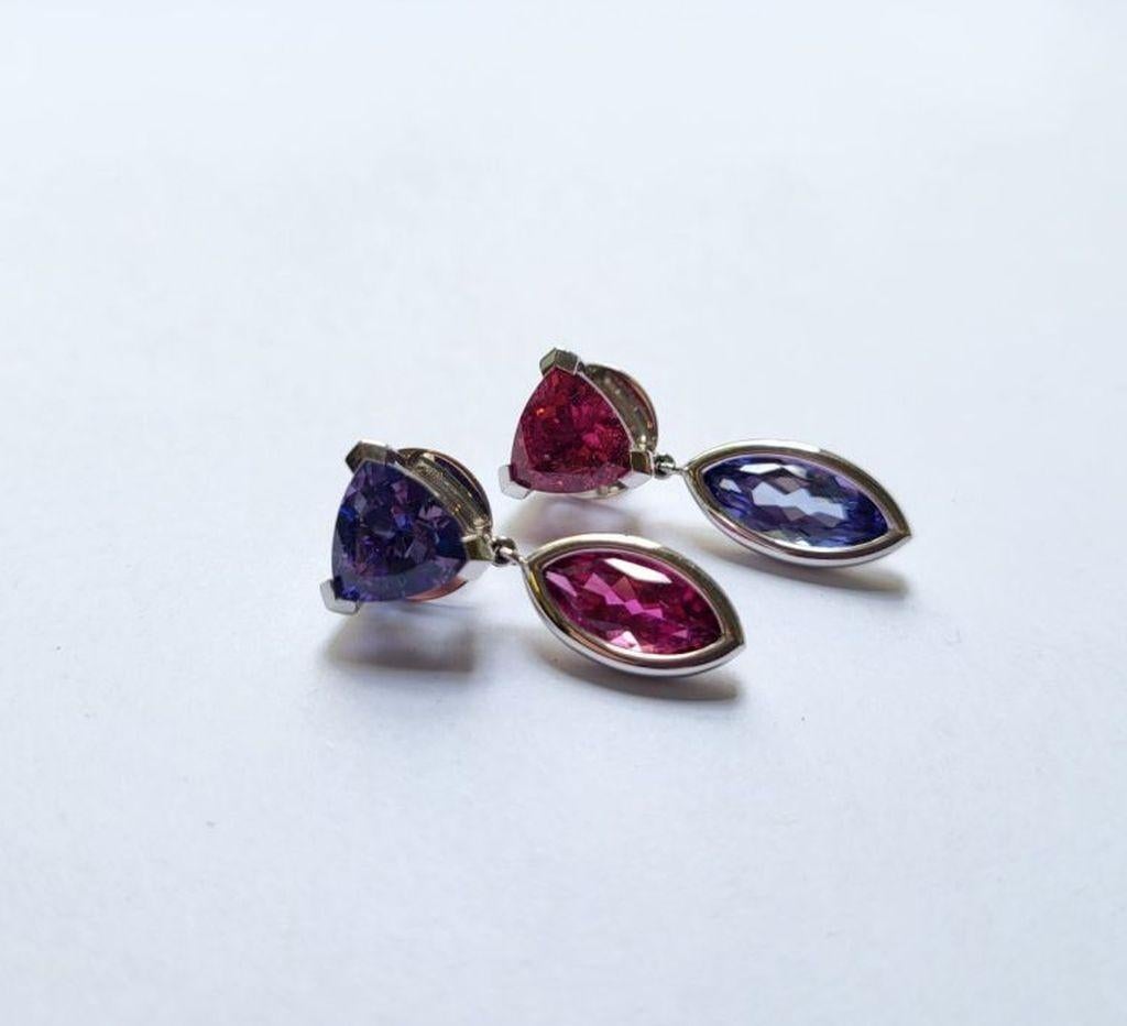 Un paio di splendidi orecchini in oro bianco, tanzanite e rubelite con triangoli e navette a colori alternati su ciascun lato:
1 triangolo di tanzanite da 0,96 carati, 
1 tanzanite navette da 2,17 carati
1 triangolo di rubelite di 2,38 carati, 
1