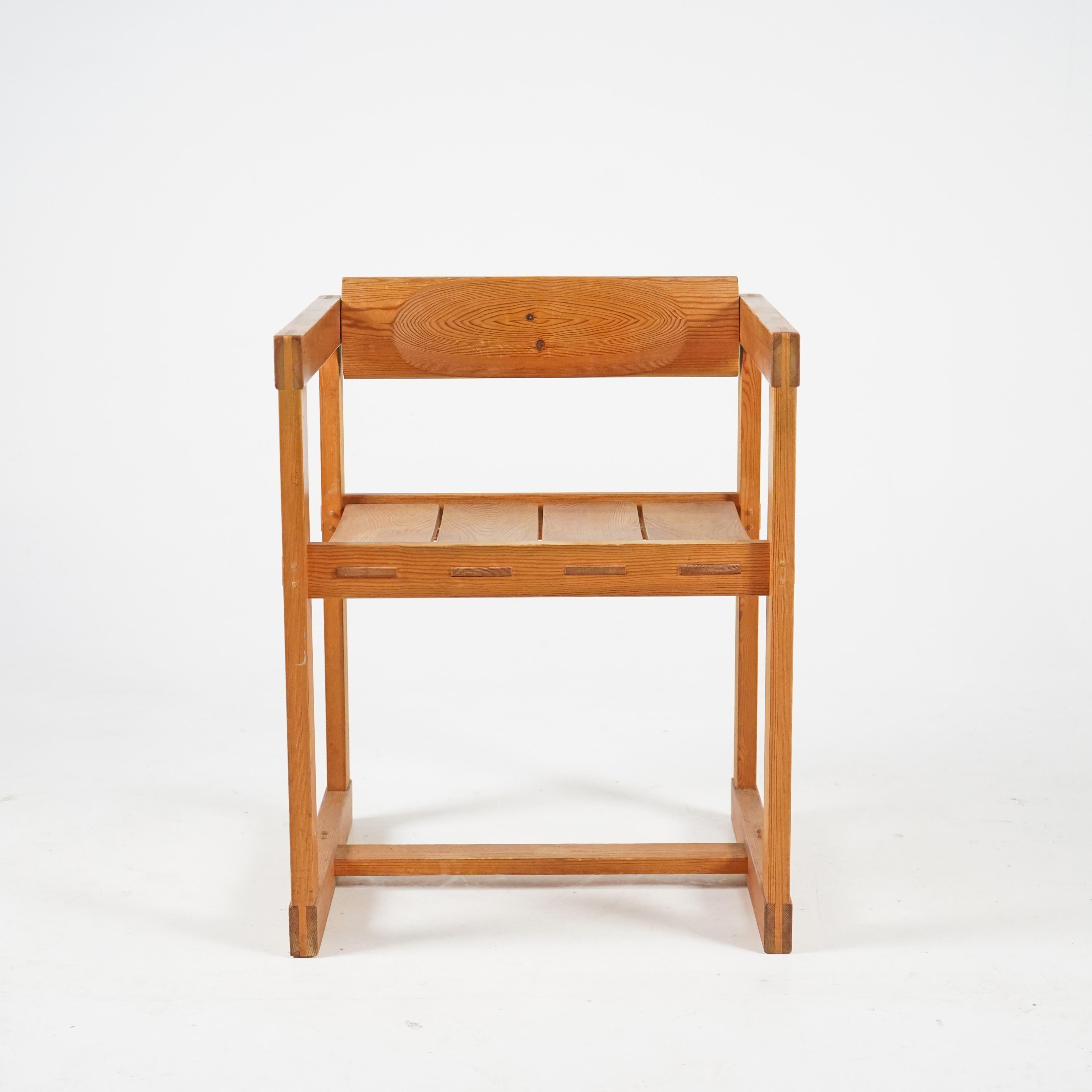 Découvrez le confort dans un style moderne avec la chaise 313 d'Edvin Helseth pour Trybo. Il est doté d'un cadre angulaire en bois de pin et d'un support lombaire réglable pour un confort maximum. Le complément idéal pour votre maison ! Condit est