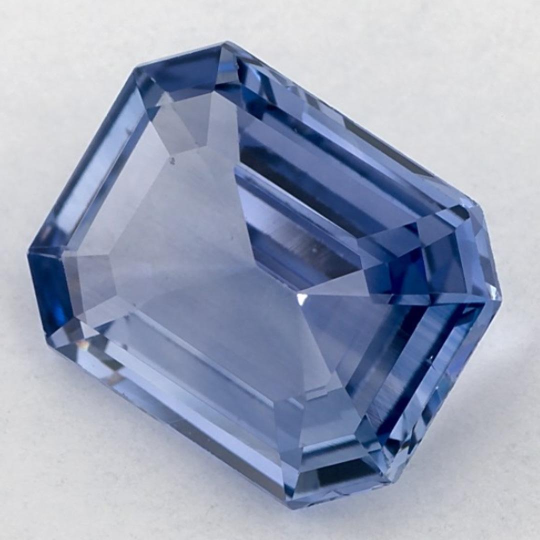 Dieser natürliche blaue Saphir bietet Eleganz und Raffinesse. Mit seiner satten Farbsättigung und seinem präzisen Schliff ist er der perfekte Mittelpunkt für einen Verlobungsring oder ein luxuriöses Schmuckdesign.

Dieser Saphir stammt aus Sri Lanka