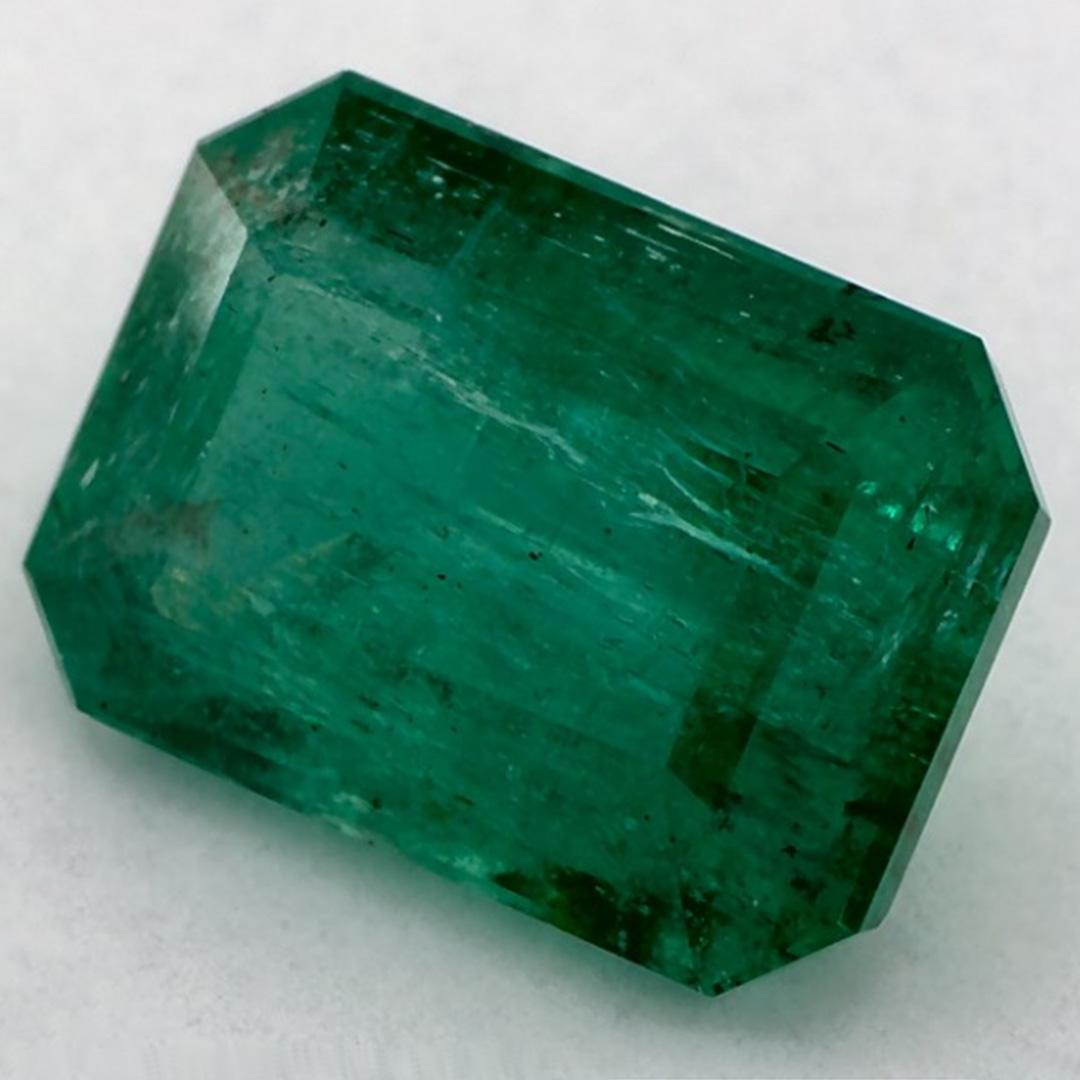 Con un vibrante tono verde, la piedra de nacimiento de mayo es un símbolo del renovado crecimiento primaveral. 

Explora la vibrante colección de esmeraldas, rubíes y zafiros de nuestra tienda, disponibles como gemas sueltas y combinadas con nuestra