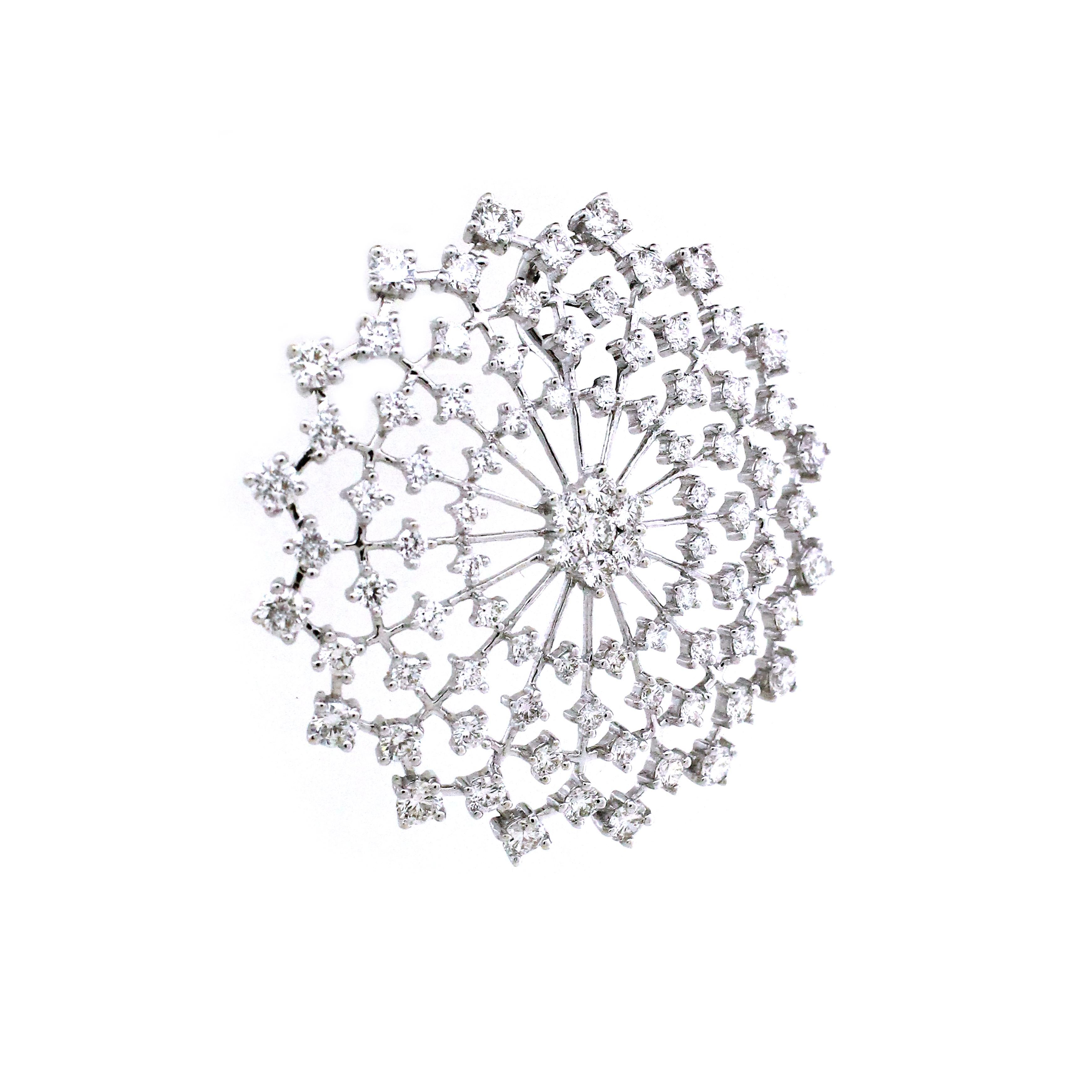 Ti presentiamo il nostro squisito ciondolo, un vero capolavoro di eleganza e raffinatezza. Realizzato in oro bianco 18 carati e con un peso di 6,45 grammi, questo splendido pezzo presenta 87 diamanti bianchi meticolosamente selezionati, per un