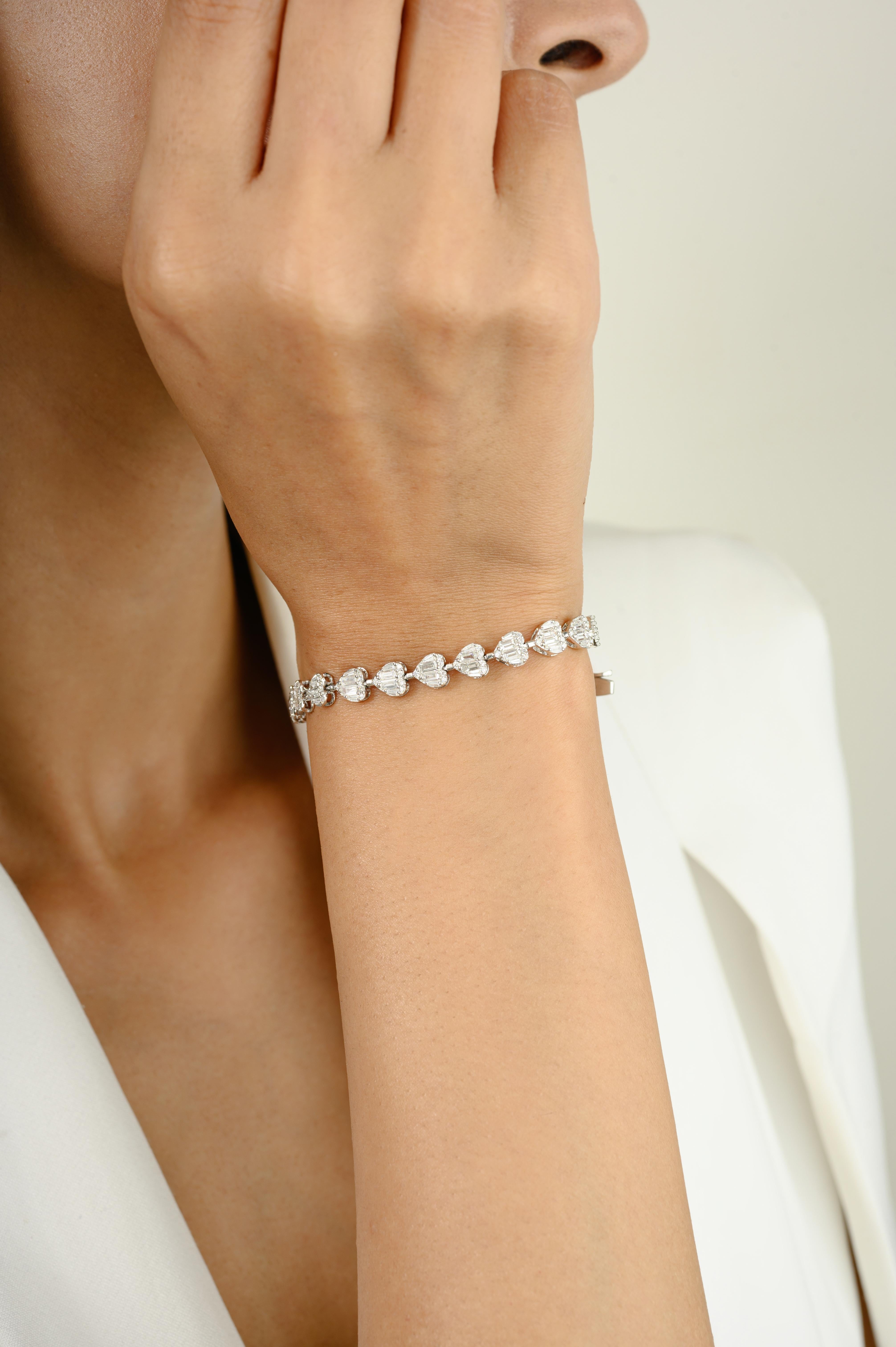 Dieses 3,13 CTW Diamant-Cluster-Herz-Tennisarmband in Verlobung aus 18 Karat Gold präsentiert funkelnde natürliche Diamanten mit einem Gewicht von 3,13 Karat. 
Der April-Geburtsstein Diamant bringt Liebe, Ruhm, Erfolg und Wohlstand.
Entworfen mit