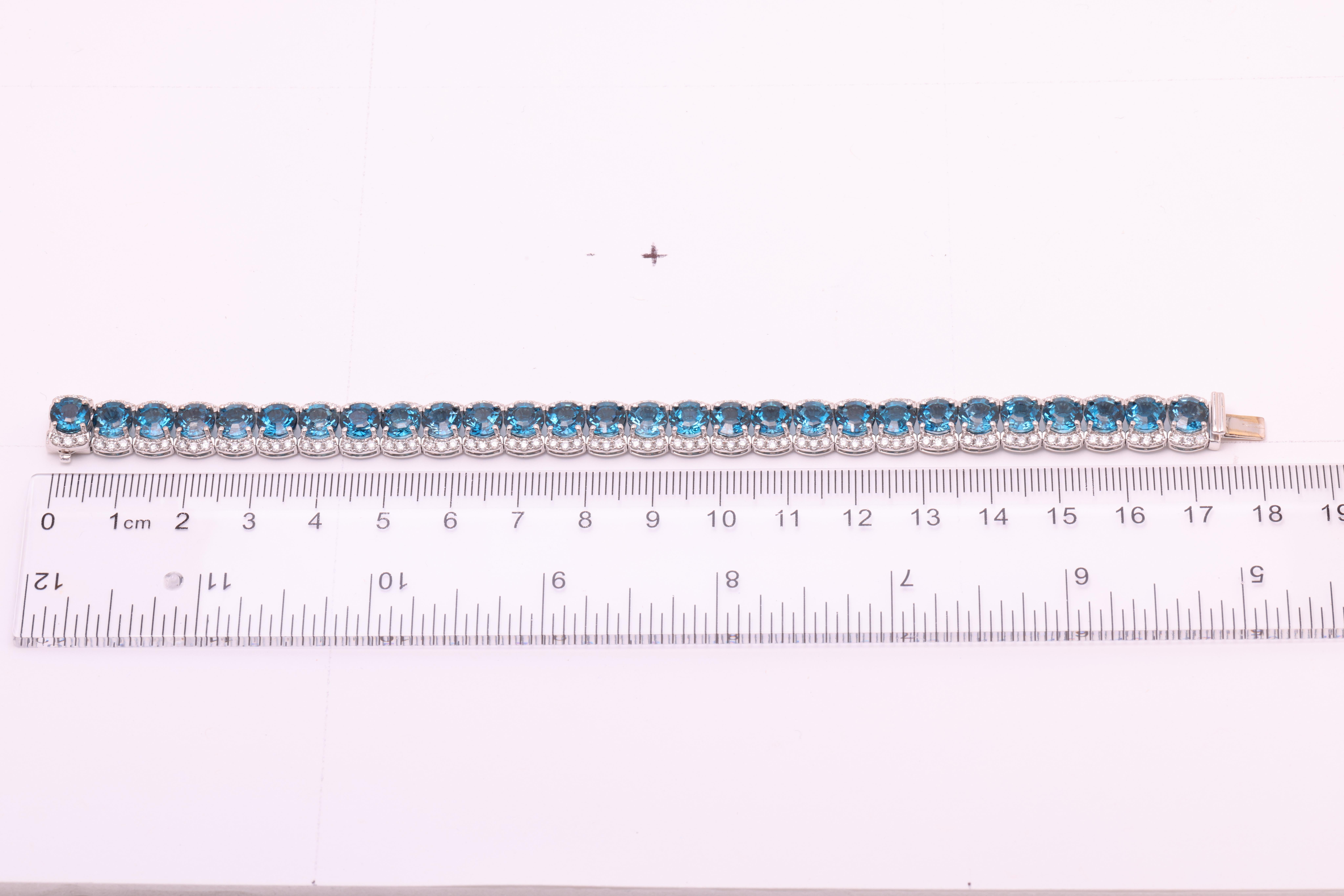31.33 Carat Step Cut Blue Topaz & 3.10 Carat Natural Diamond Bracelet 18W ref456 In New Condition For Sale In New York, NY