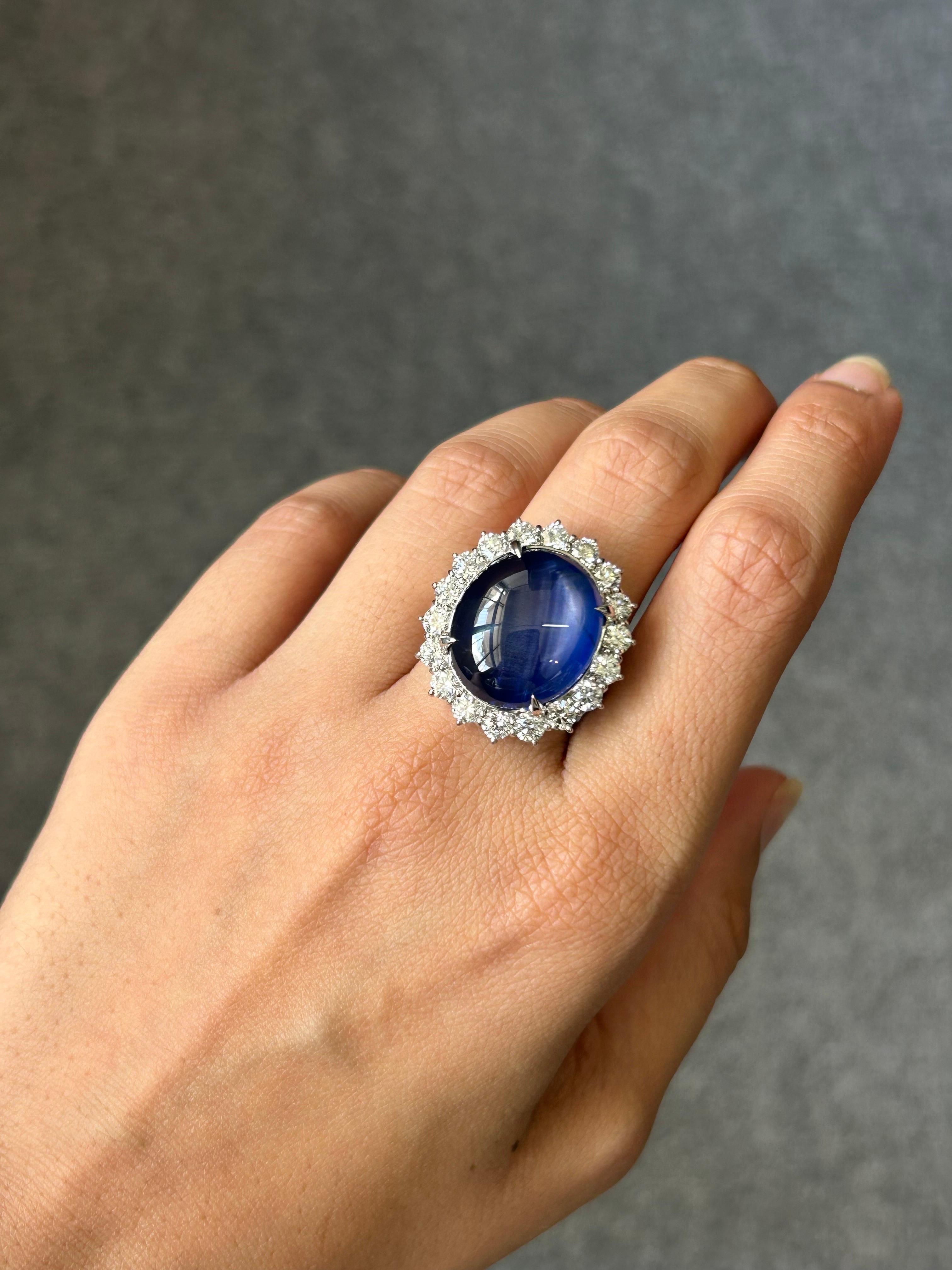 Uno splendido anello con zaffiro birmano senza calore, unico nel suo genere, del peso di 31,36 carati e impreziosito da 2,3 carati di diamanti bianchi. La pietra centrale ha un bellissimo colore blu, con una stella che si riflette sotto la luce