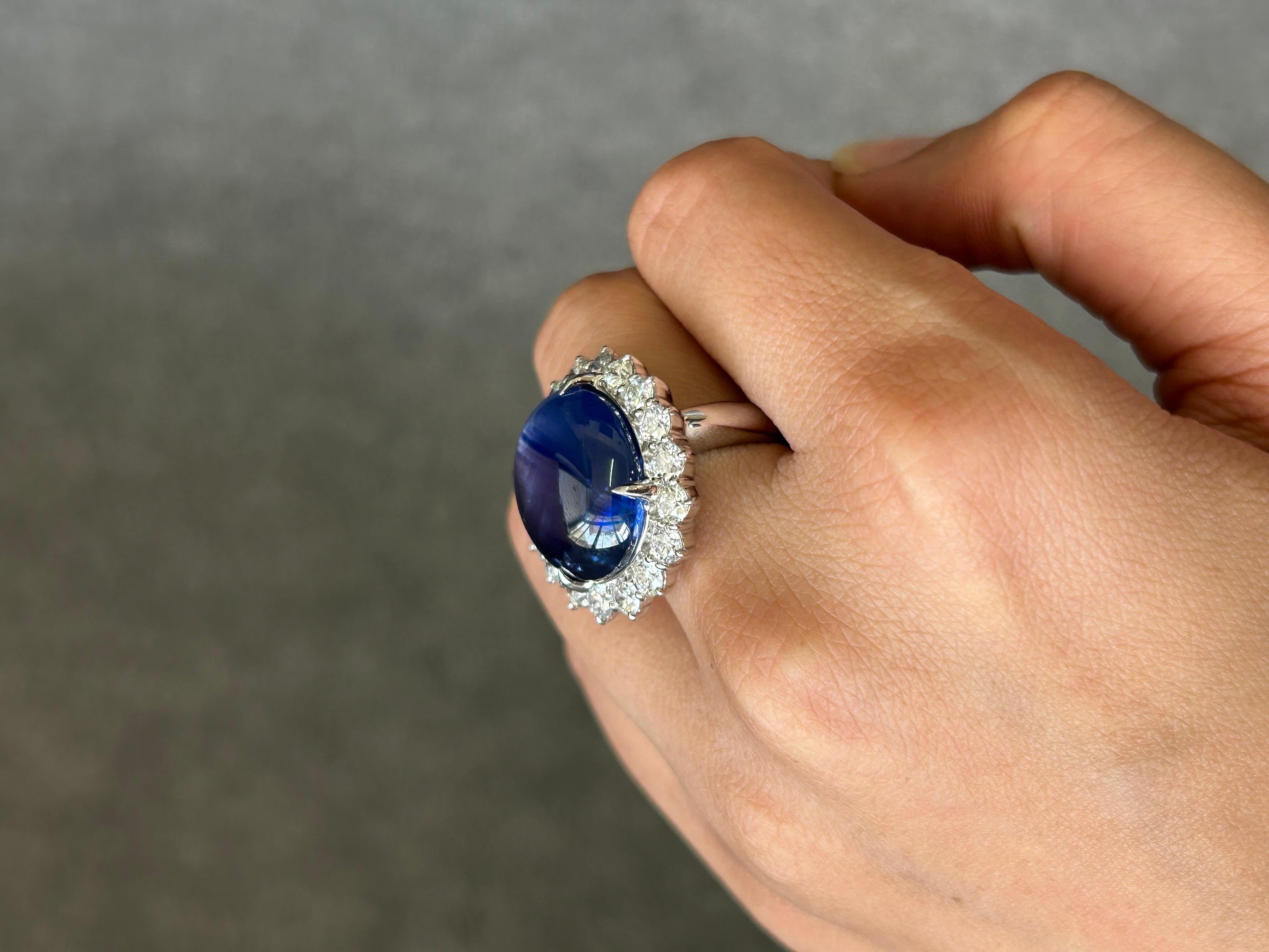 Taille cabochon Bague en saphir bleu étoilé de 31,36 carats et diamants  en vente