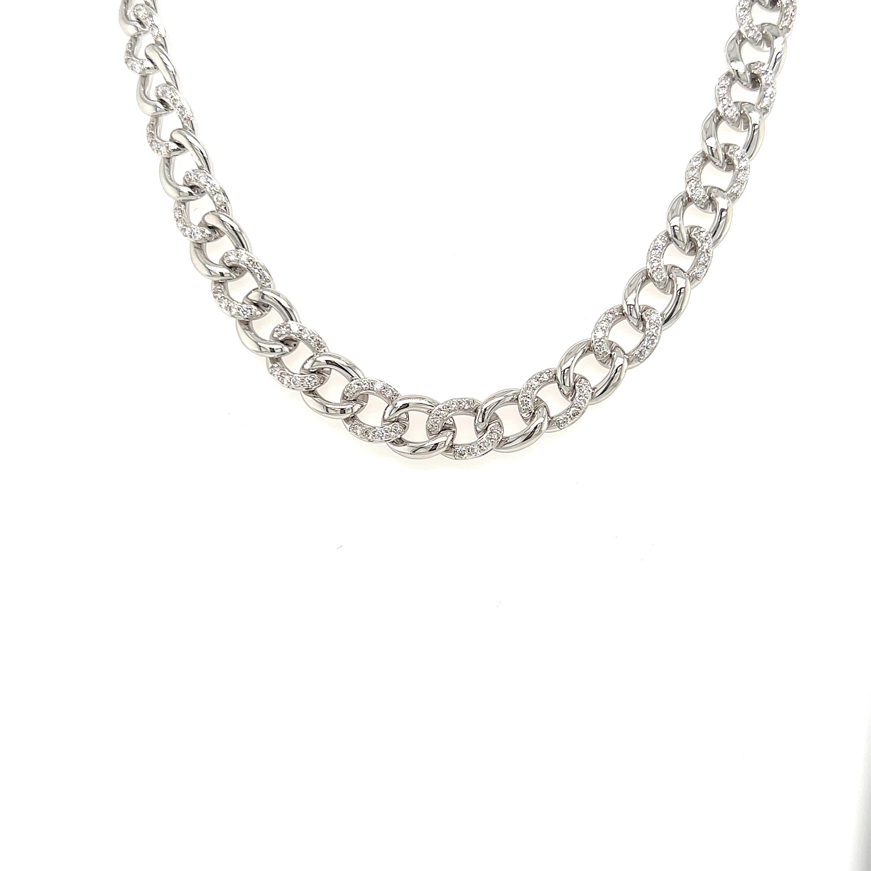 Collana moderna con diamanti a maglia cubana.
397 diamanti rotondi, per un totale di 3,13 carati. Colore F/G e purezza VVS2/VS1. Oro bianco 18 carati, 37,18 grammi e 16,5 pollici.
Su richiesta, una volta acquistato, il gioiello viene valutato da un