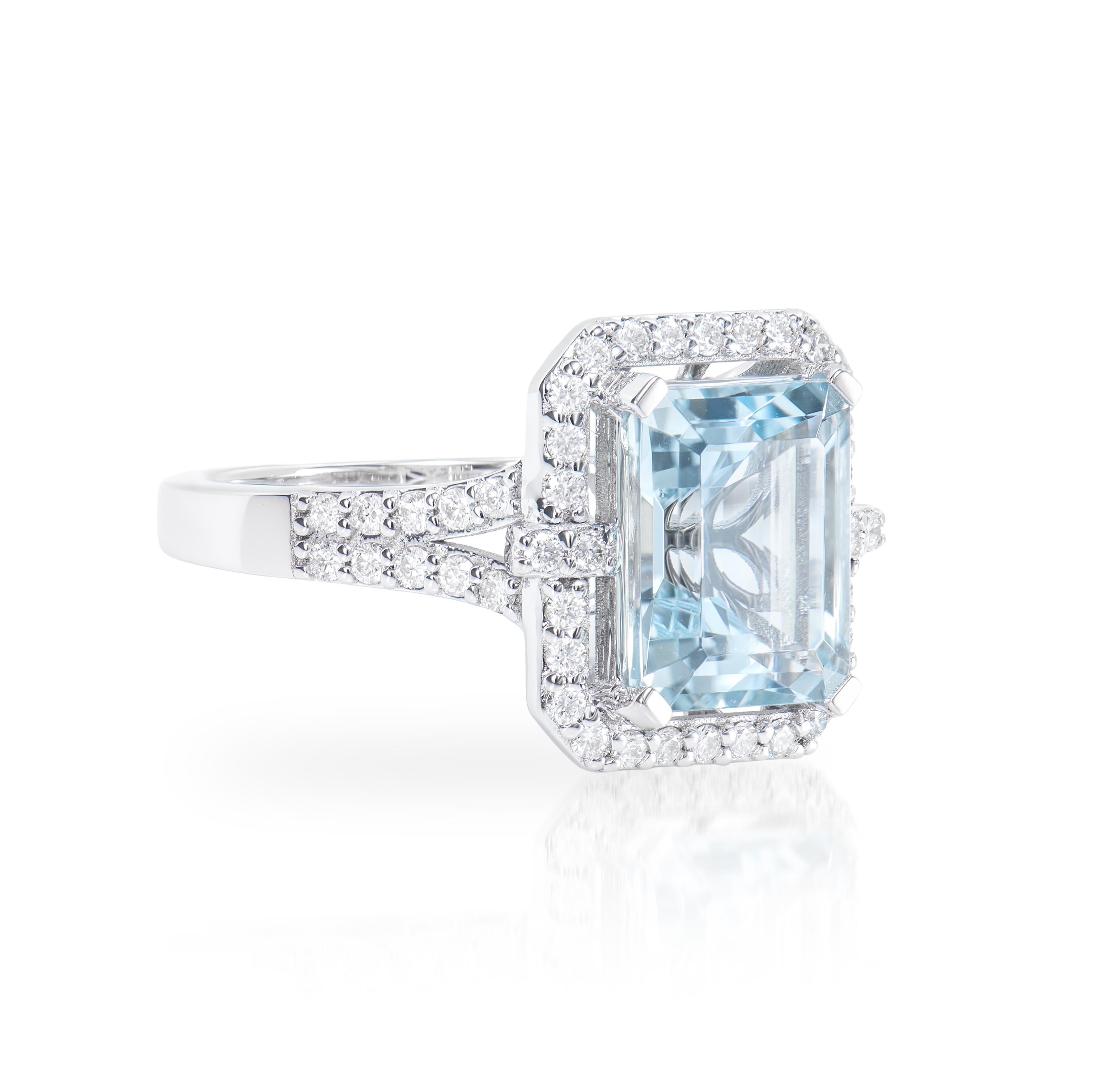 Diese Kollektion bietet eine Reihe von Aquamarinen mit einem eisblauen Farbton, der so cool ist, wie er nur sein kann! Der mit weißen Diamanten besetzte Ring ist aus Weißgold gefertigt und präsentiert sich klassisch und elegant. 

Eleganter Ring mit