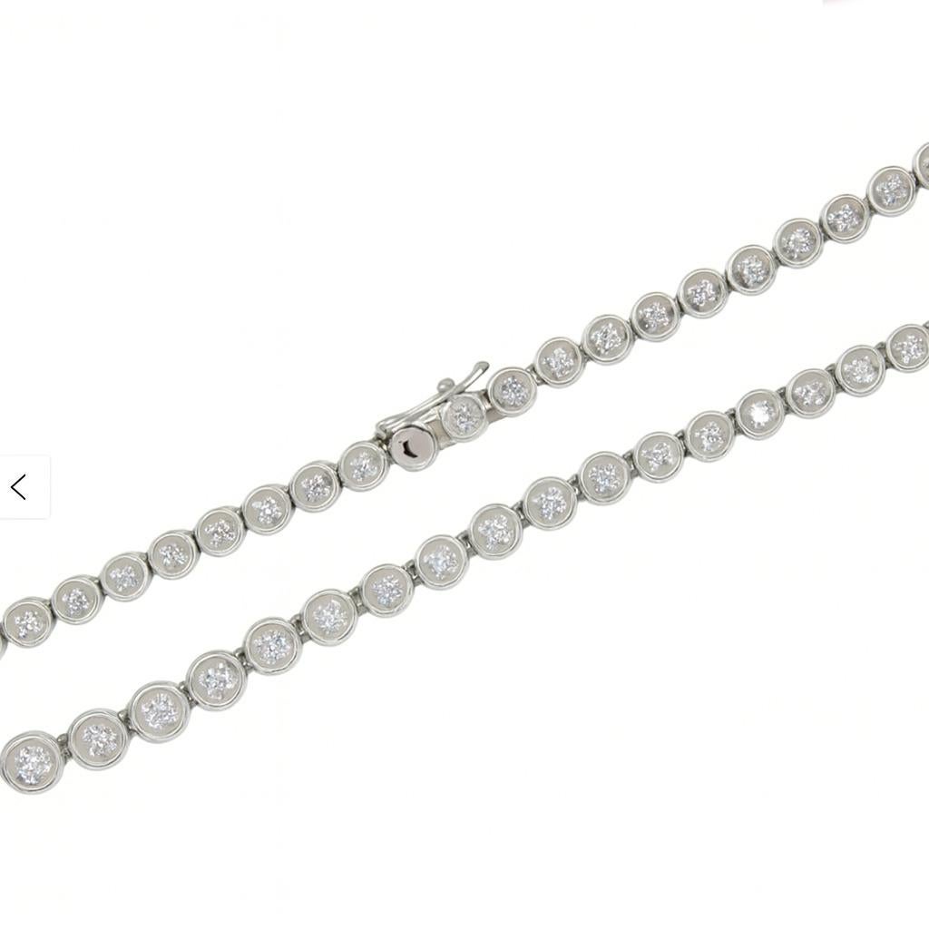 Atemporal y refinado, este collar riviera de diamantes es un básico de joyería que nunca pasará de moda. Elaborado en platino macizo con un satisfactorio peso de 32,6 gramos, presenta 3,14 quilates de diamantes naturales de talla brillante redonda.