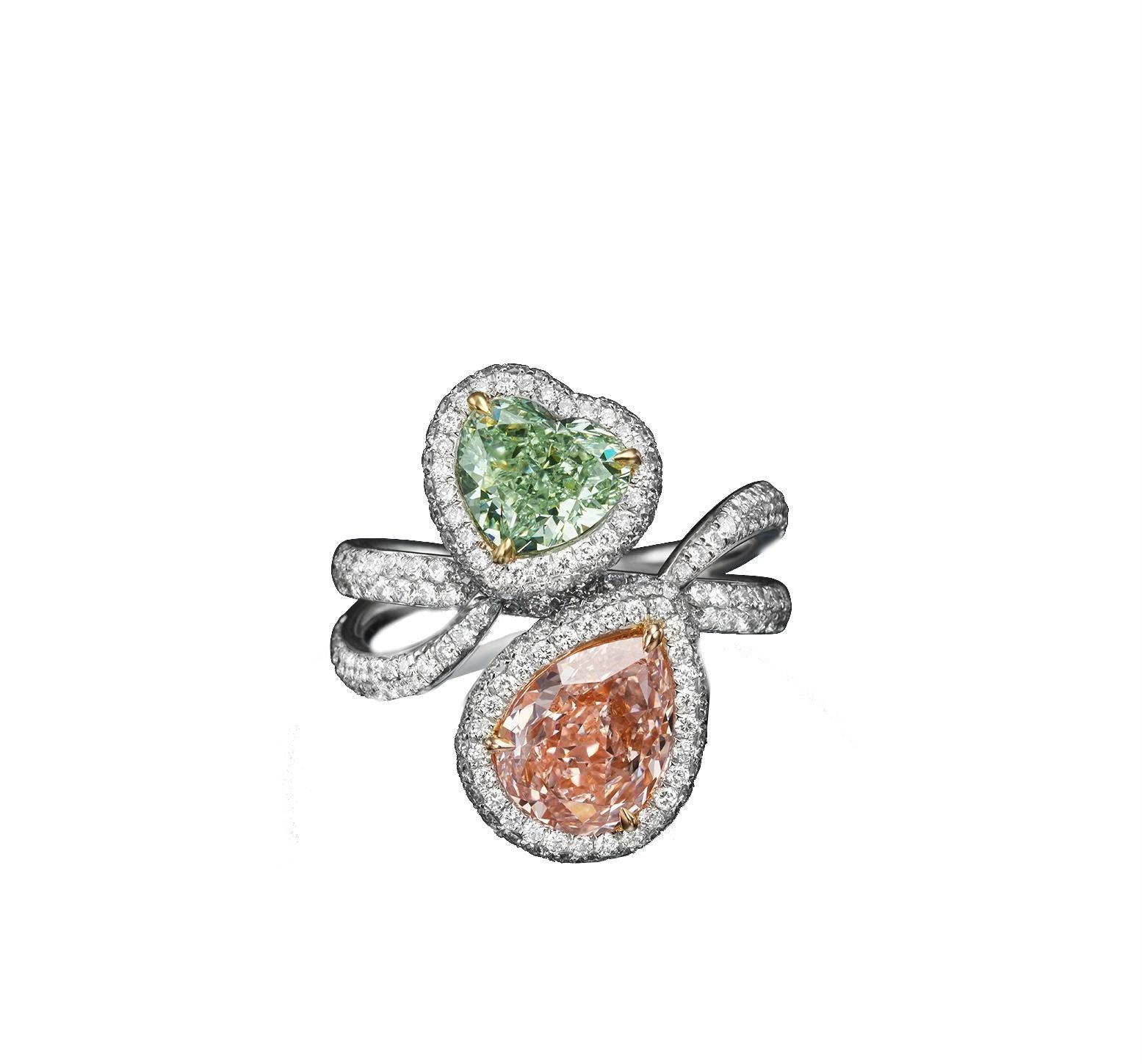 
Uno squisito anello di fidanzamento bypass ispirato all'Art Nouveau con un'accattivante fusione di un diamante a forma di cuore da 1,01 carati, di colore giallo chiaro, certificato GIA con grado di purezza VVS2, e di un diamante da 1,20 carati, di