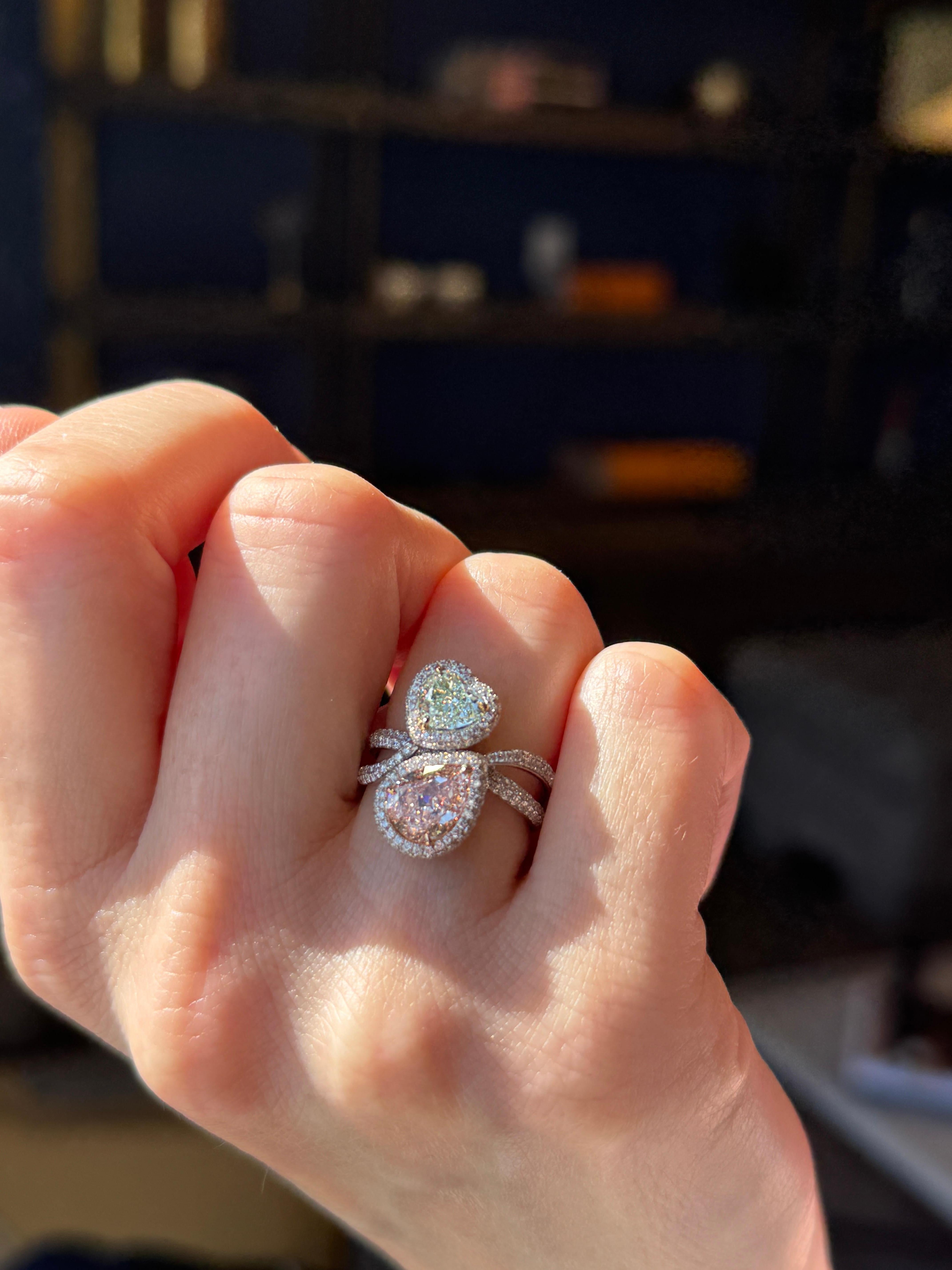 Art Nouveau Anello bypass con diamanti verdi e rosa da 3,14 carati in oro 18 carati con rapporti GIA. in vendita
