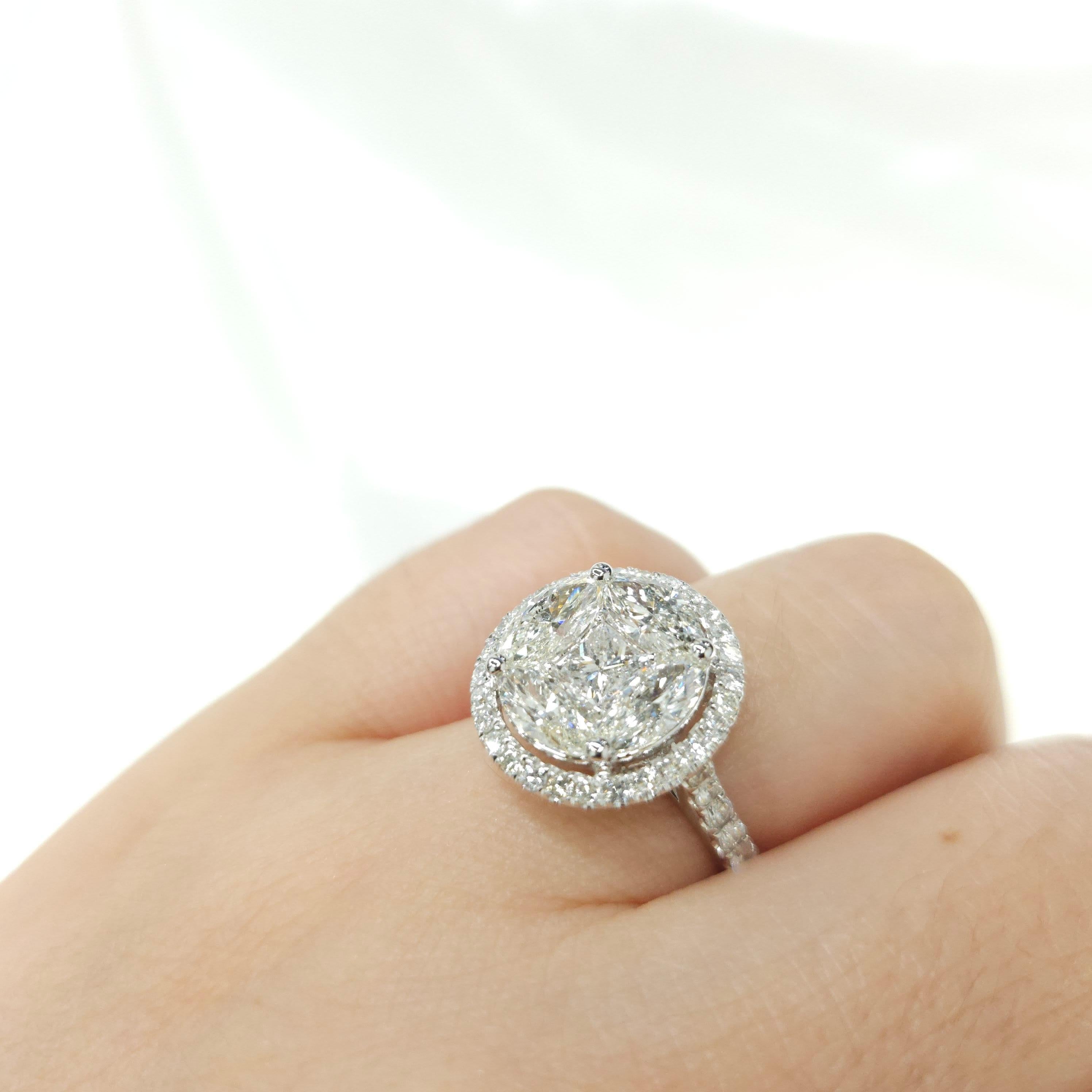 2.94 Carat Natural Diamond Illusion Setting Cocktail Ring in 18 Karat White Gold In New Condition For Sale In KOWLOON, HK