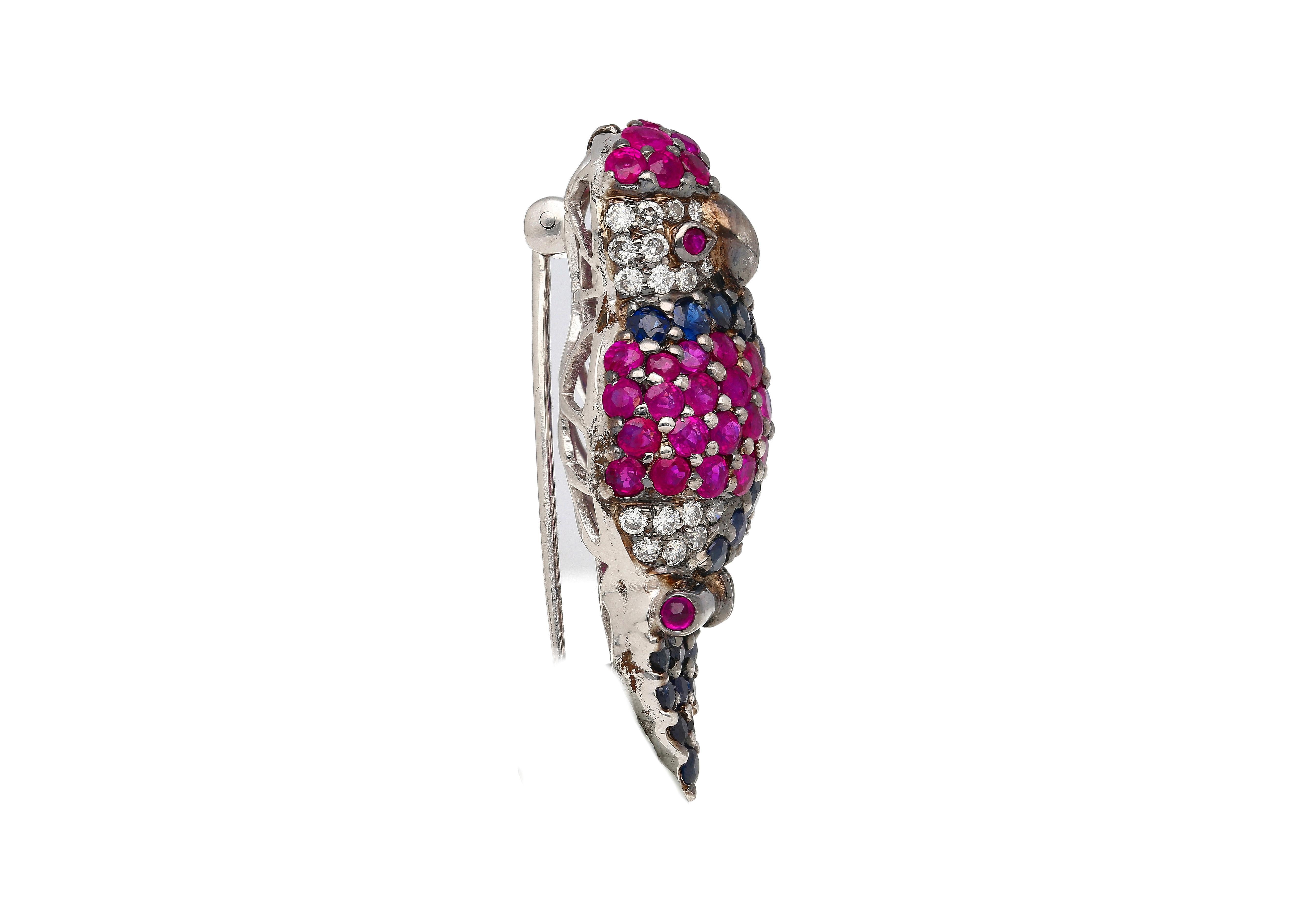 Moderne Broche perroquet en or blanc 18 carats 3,14 carats saphirs roses et bleus et diamants pavés en vente