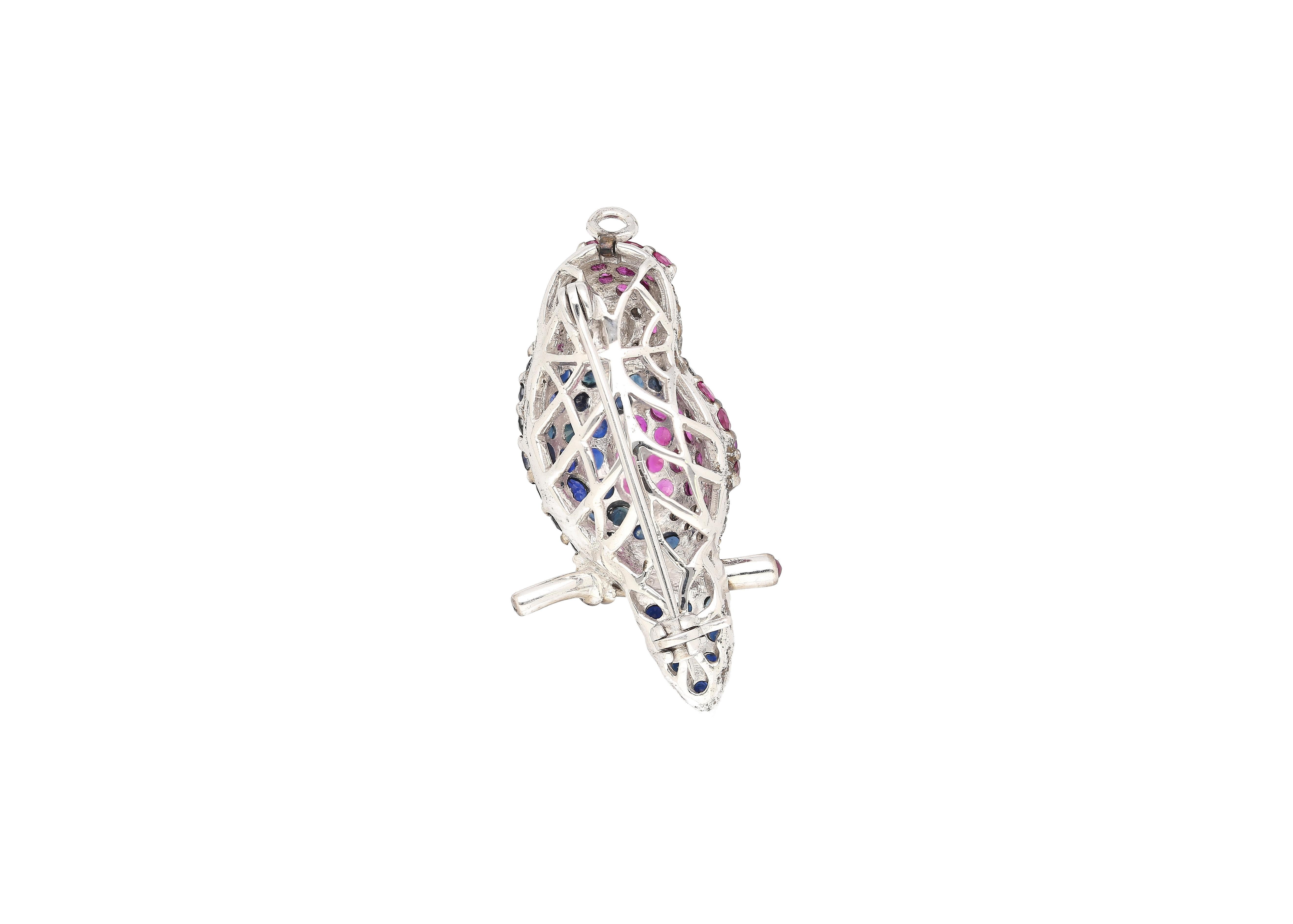 Taille brillant Broche perroquet en or blanc 18 carats 3,14 carats saphirs roses et bleus et diamants pavés en vente